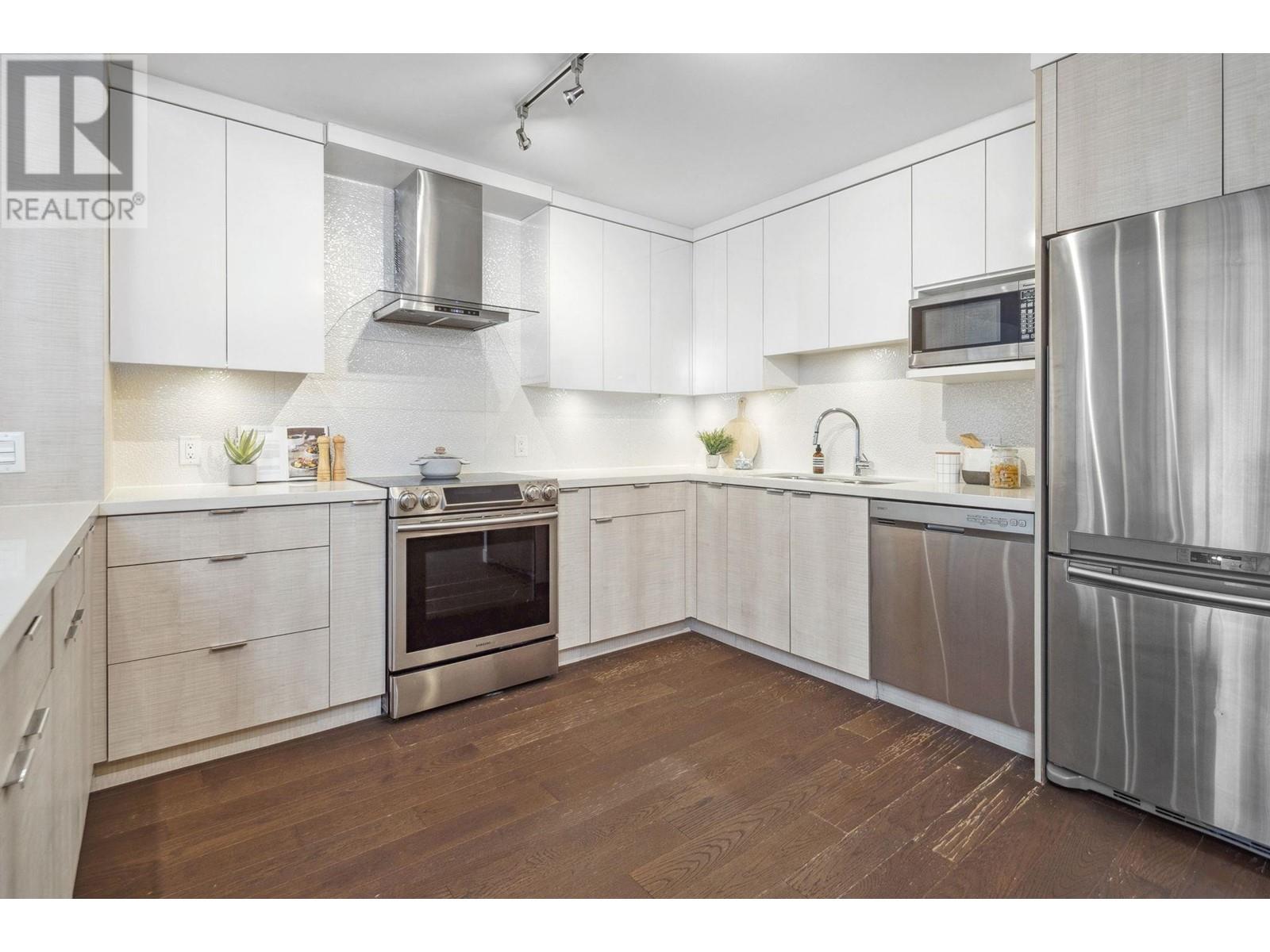 Listing Picture 13 of 37 : 406 518 MOBERLY ROAD, Vancouver / 溫哥華 - 魯藝地產 Yvonne Lu Group - MLS Medallion Club Member