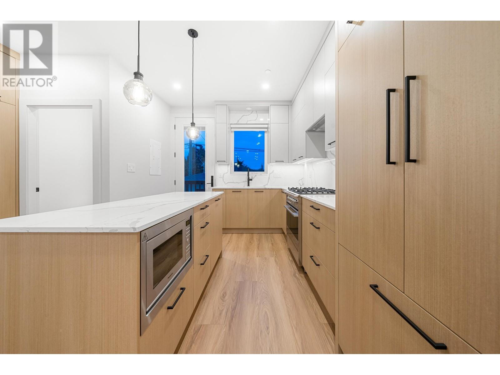 Listing Picture 15 of 40 : 1810 E 55TH AVENUE, Vancouver / 溫哥華 - 魯藝地產 Yvonne Lu Group - MLS Medallion Club Member