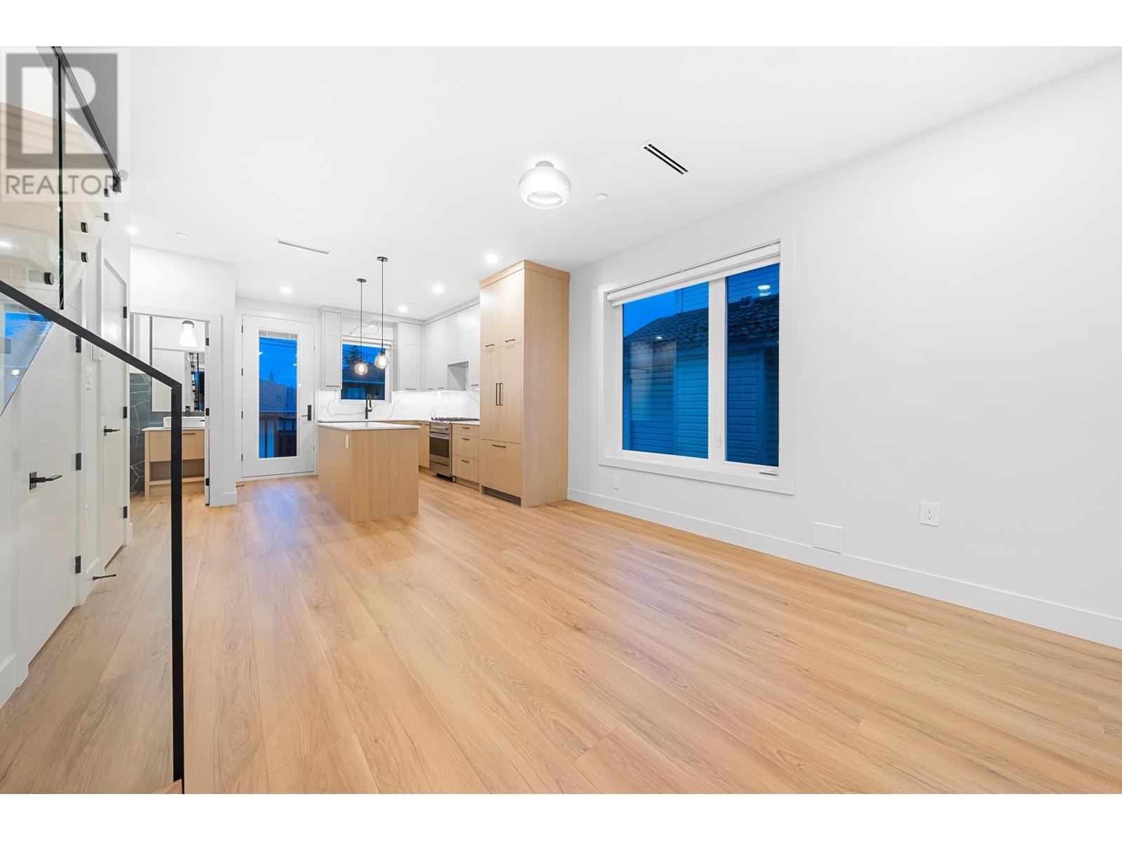 Listing Picture 7 of 40 : 1810 E 55TH AVENUE, Vancouver / 溫哥華 - 魯藝地產 Yvonne Lu Group - MLS Medallion Club Member