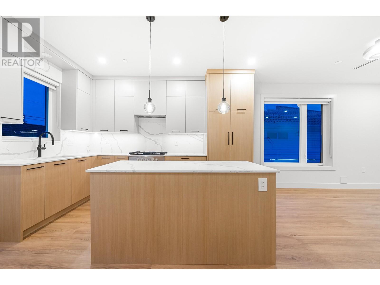 Listing Picture 13 of 40 : 1810 E 55TH AVENUE, Vancouver / 溫哥華 - 魯藝地產 Yvonne Lu Group - MLS Medallion Club Member