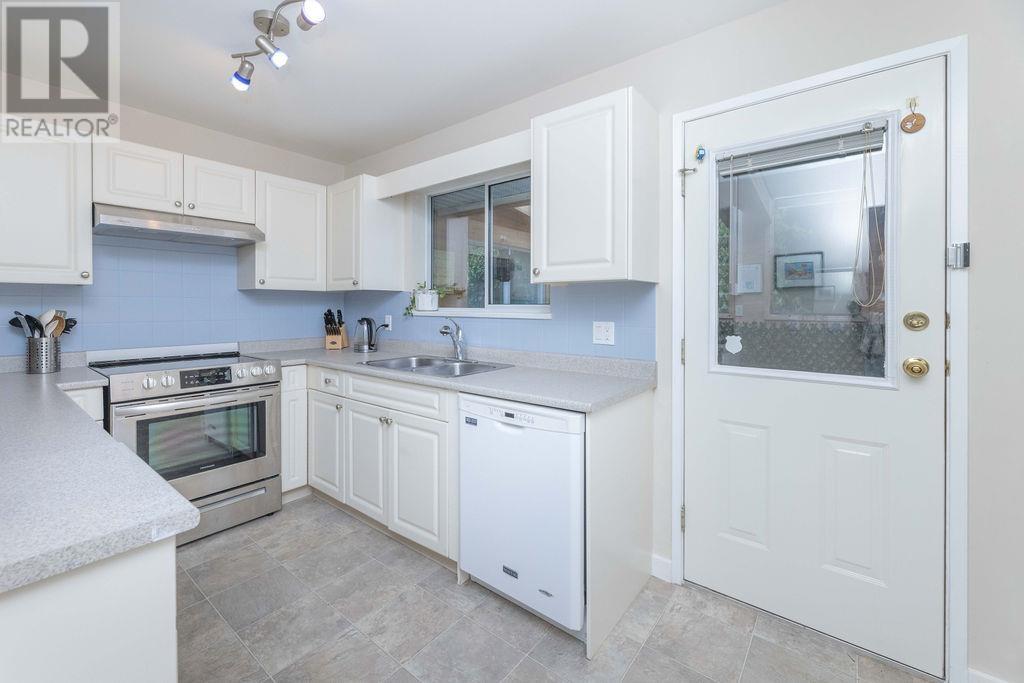 7639 Eureka Avenue, Halfmoon Bay, British Columbia  V7Z 1A1 - Photo 10 - R2953581
