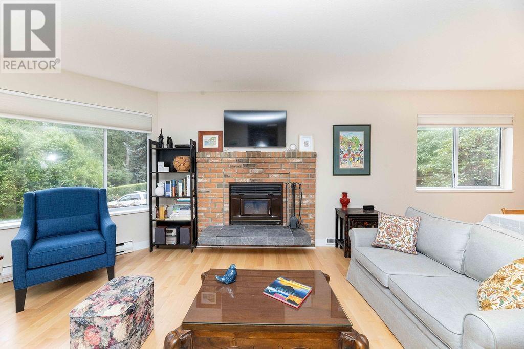 7639 Eureka Avenue, Halfmoon Bay, British Columbia  V7Z 1A1 - Photo 8 - R2953581