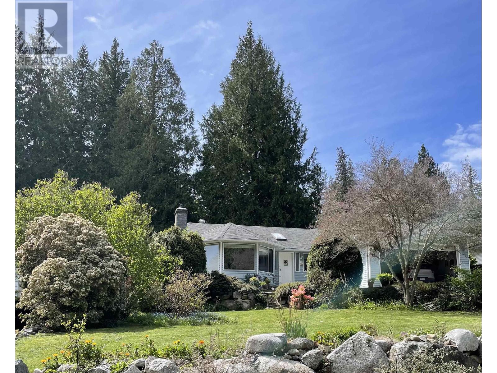 7639 Eureka Avenue, Halfmoon Bay, British Columbia  V7Z 1A1 - Photo 1 - R2953581