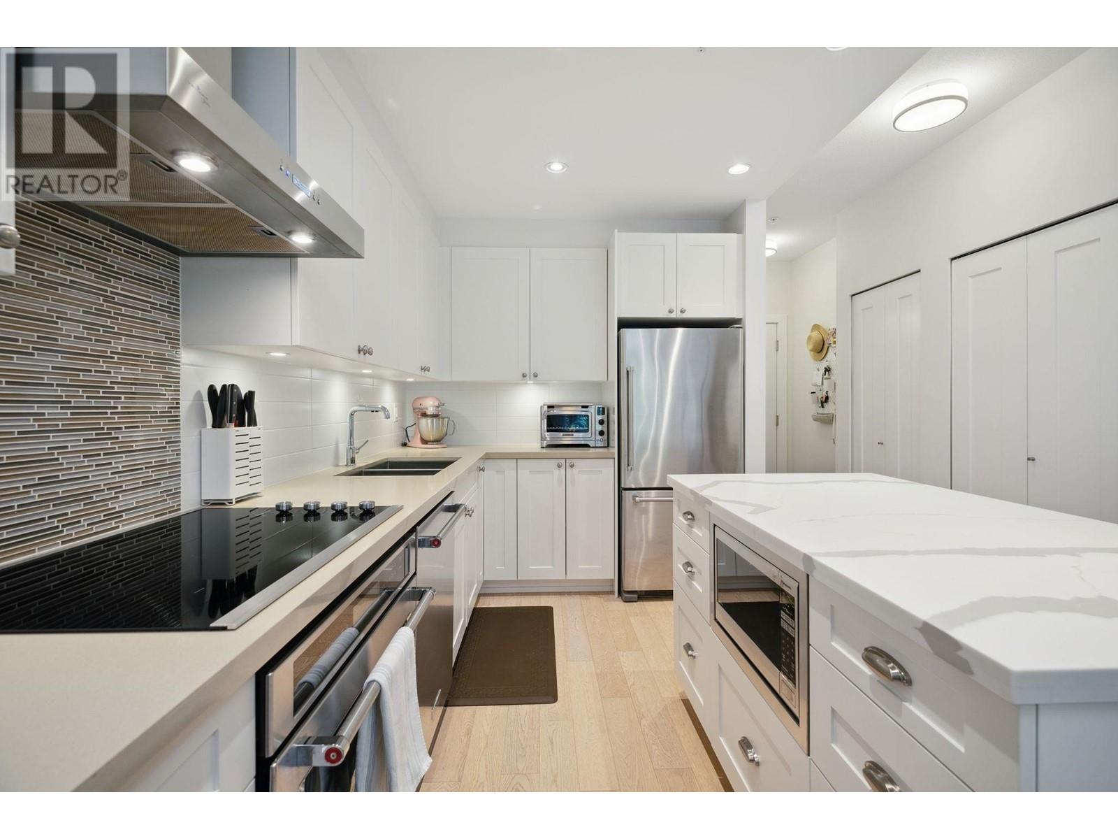 305 3399 Noel Drive, Burnaby, British Columbia  V3J 0G8 - Photo 11 - R2955261