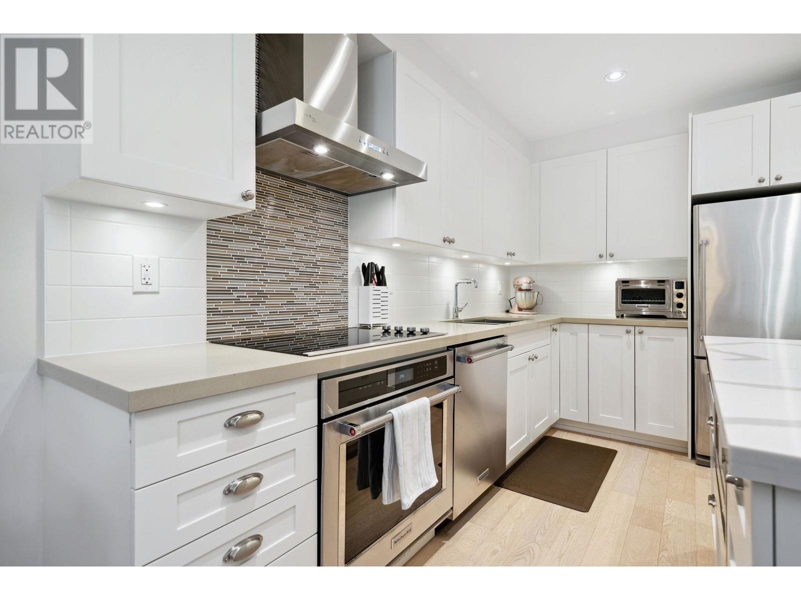 305 3399 Noel Drive, Burnaby, British Columbia  V3J 0G8 - Photo 12 - R2955261