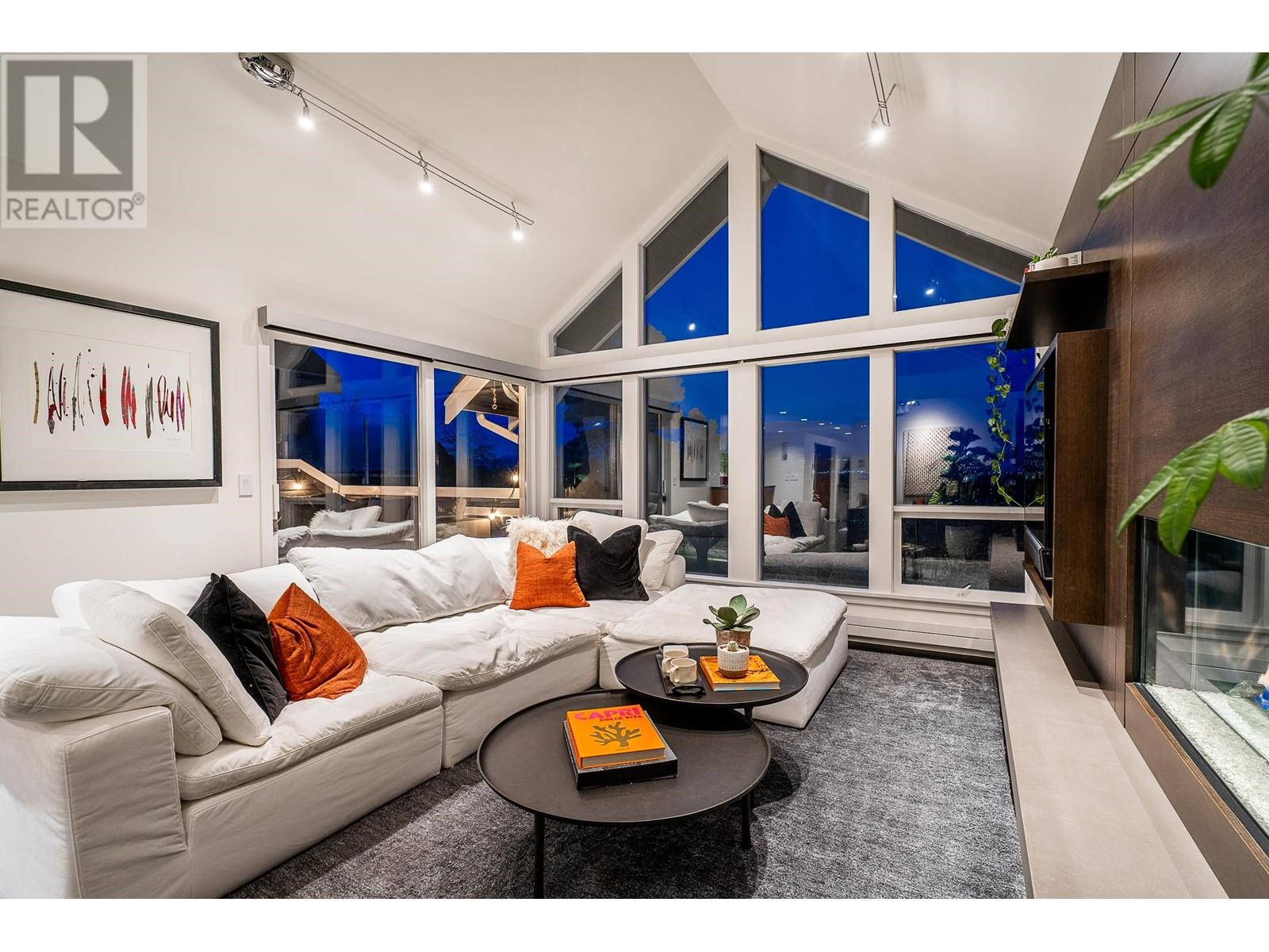 3262 W 1st Avenue, Vancouver, British Columbia  V6K 1H5 - Photo 2 - R2955276