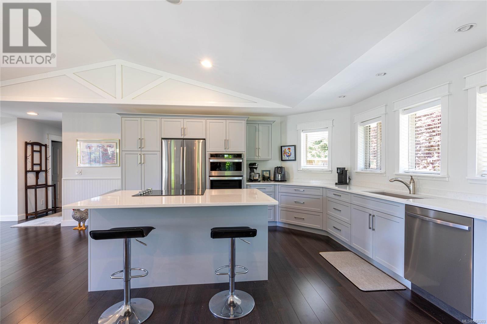 Property at 132 Bayridge Pl image 4