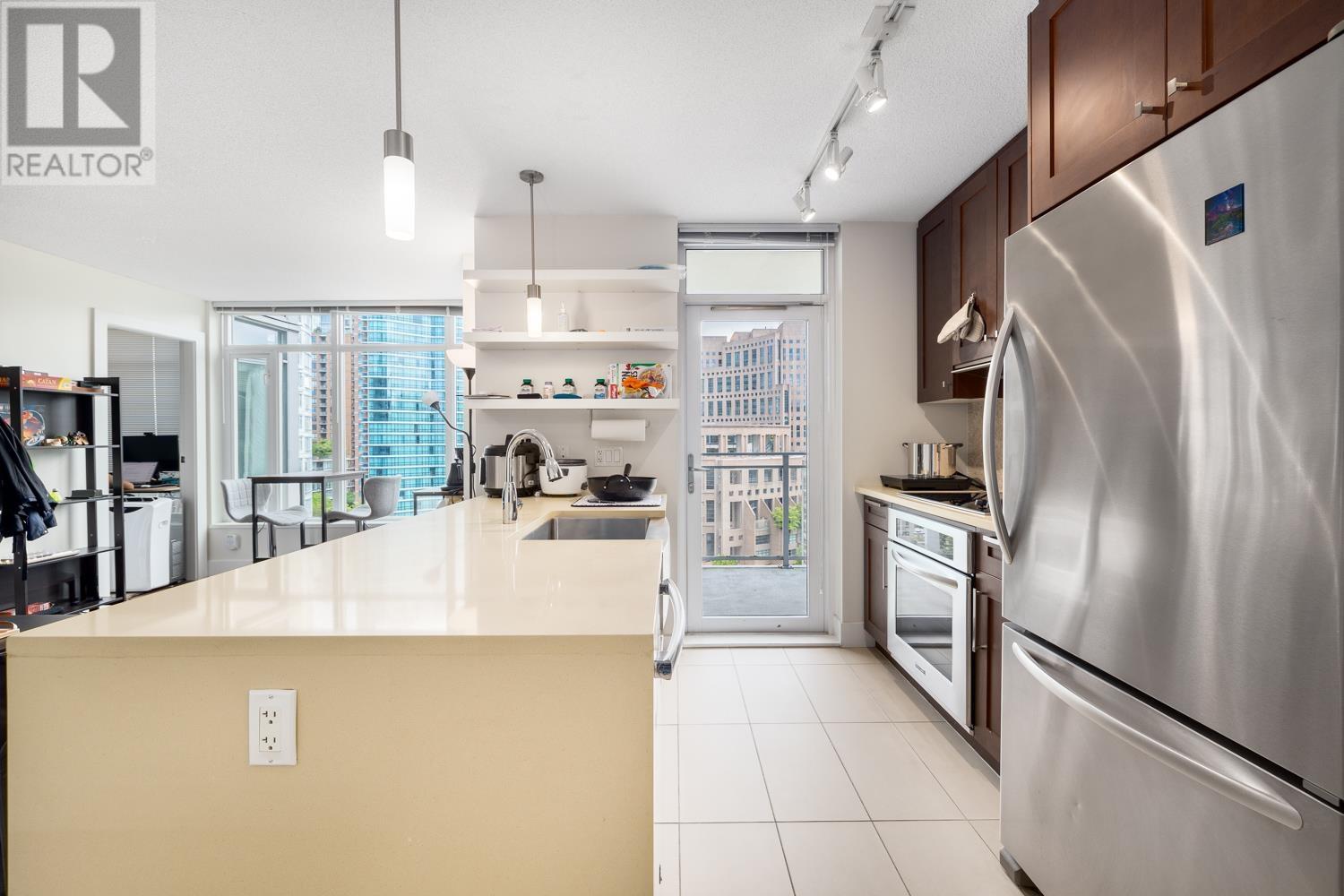 Listing Picture 2 of 23 : 1705 888 HOMER STREET, Vancouver / 溫哥華 - 魯藝地產 Yvonne Lu Group - MLS Medallion Club Member