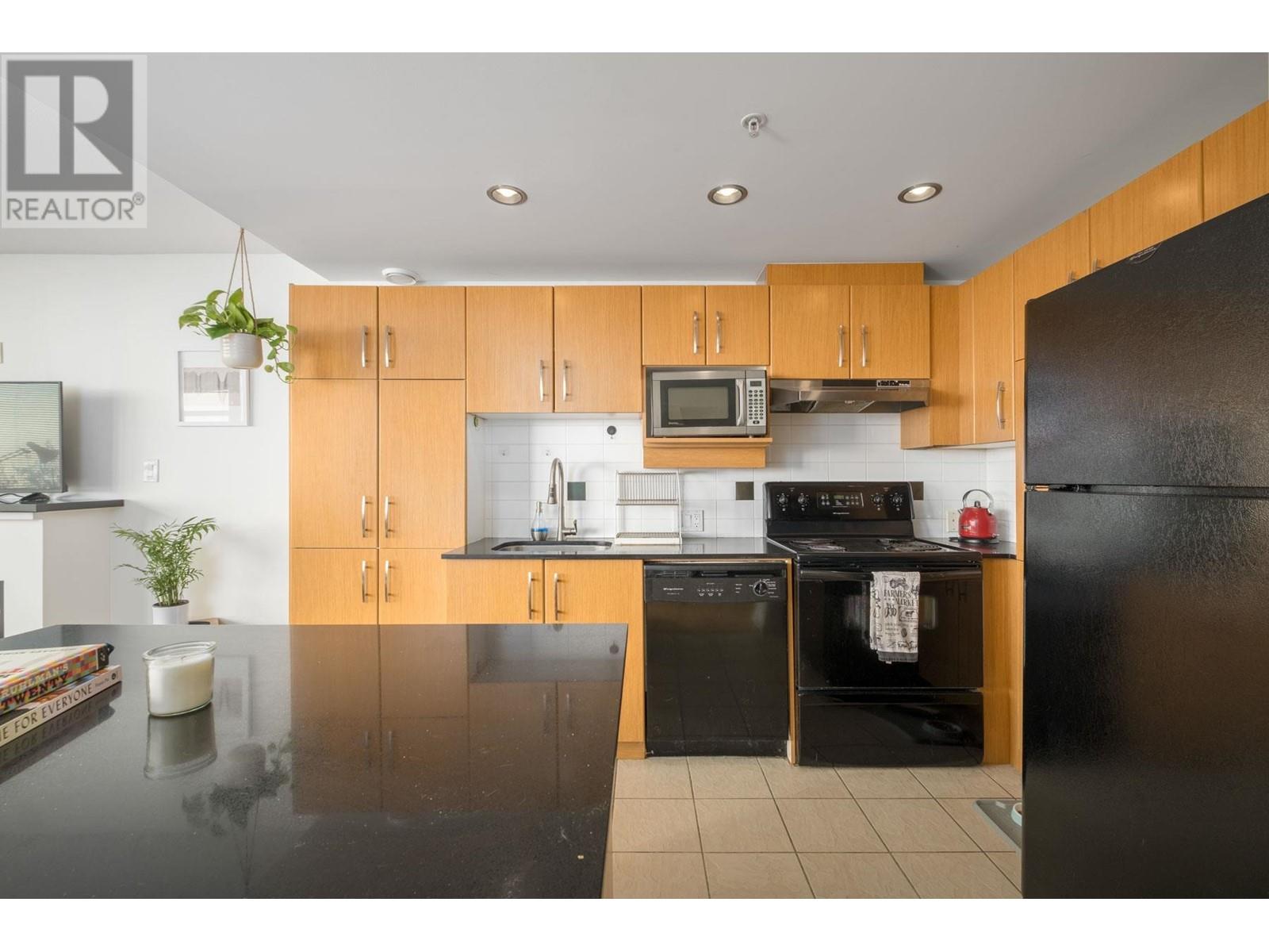 Listing Picture 11 of 23 : 207 9288 UNIVERSITY CRESCENT, Burnaby / 本拿比 - 魯藝地產 Yvonne Lu Group - MLS Medallion Club Member