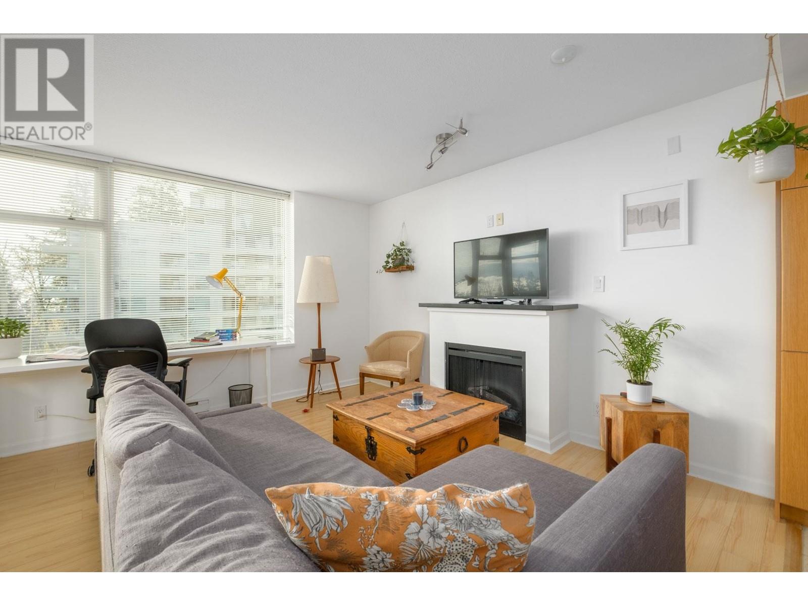 Listing Picture 3 of 23 : 207 9288 UNIVERSITY CRESCENT, Burnaby / 本拿比 - 魯藝地產 Yvonne Lu Group - MLS Medallion Club Member