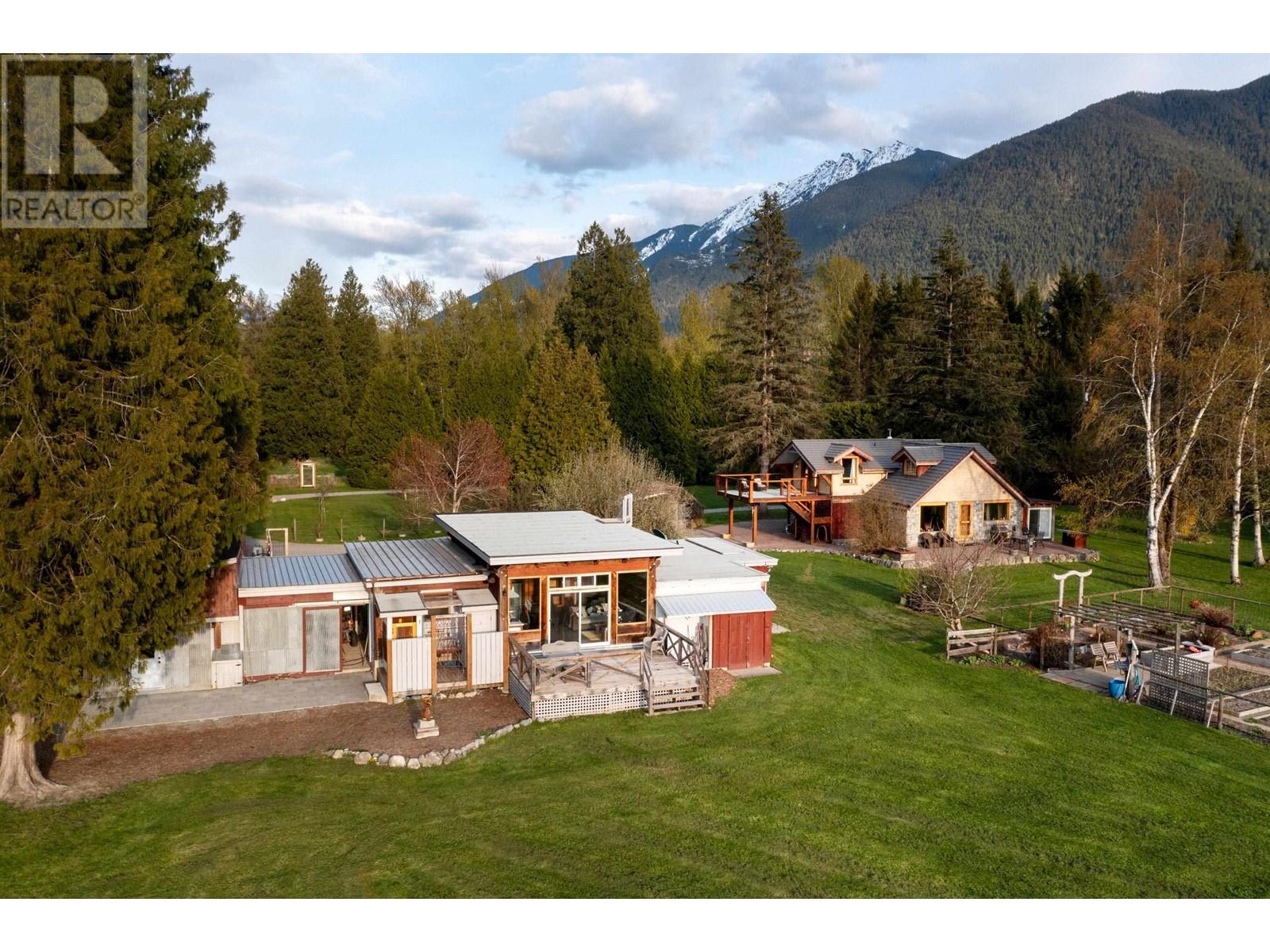 1865 Highway 99, Pemberton, British Columbia  V0N 2L1 - Photo 16 - R2955404
