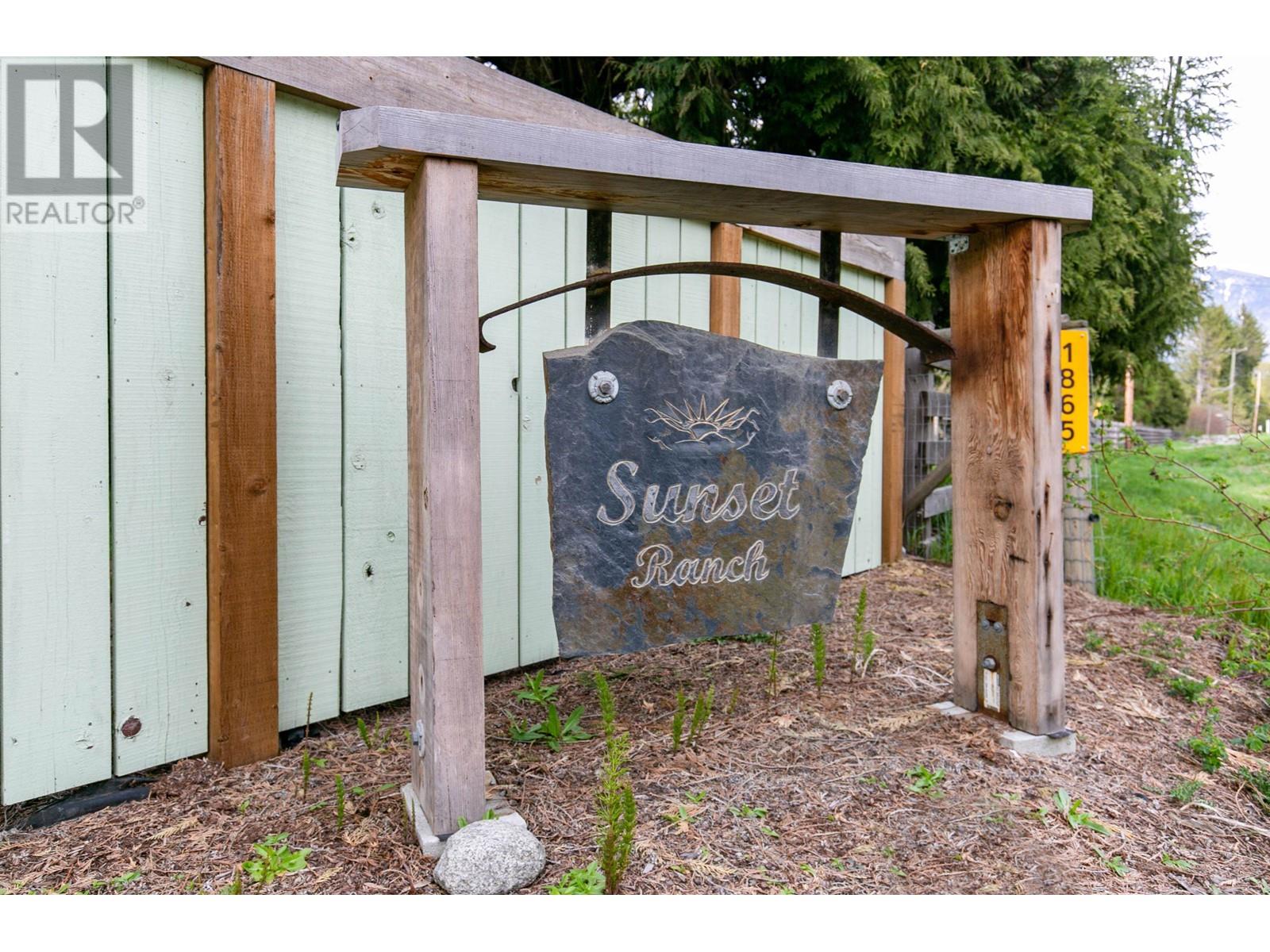 1865 Highway 99, Pemberton, British Columbia  V0N 2L1 - Photo 3 - R2955404