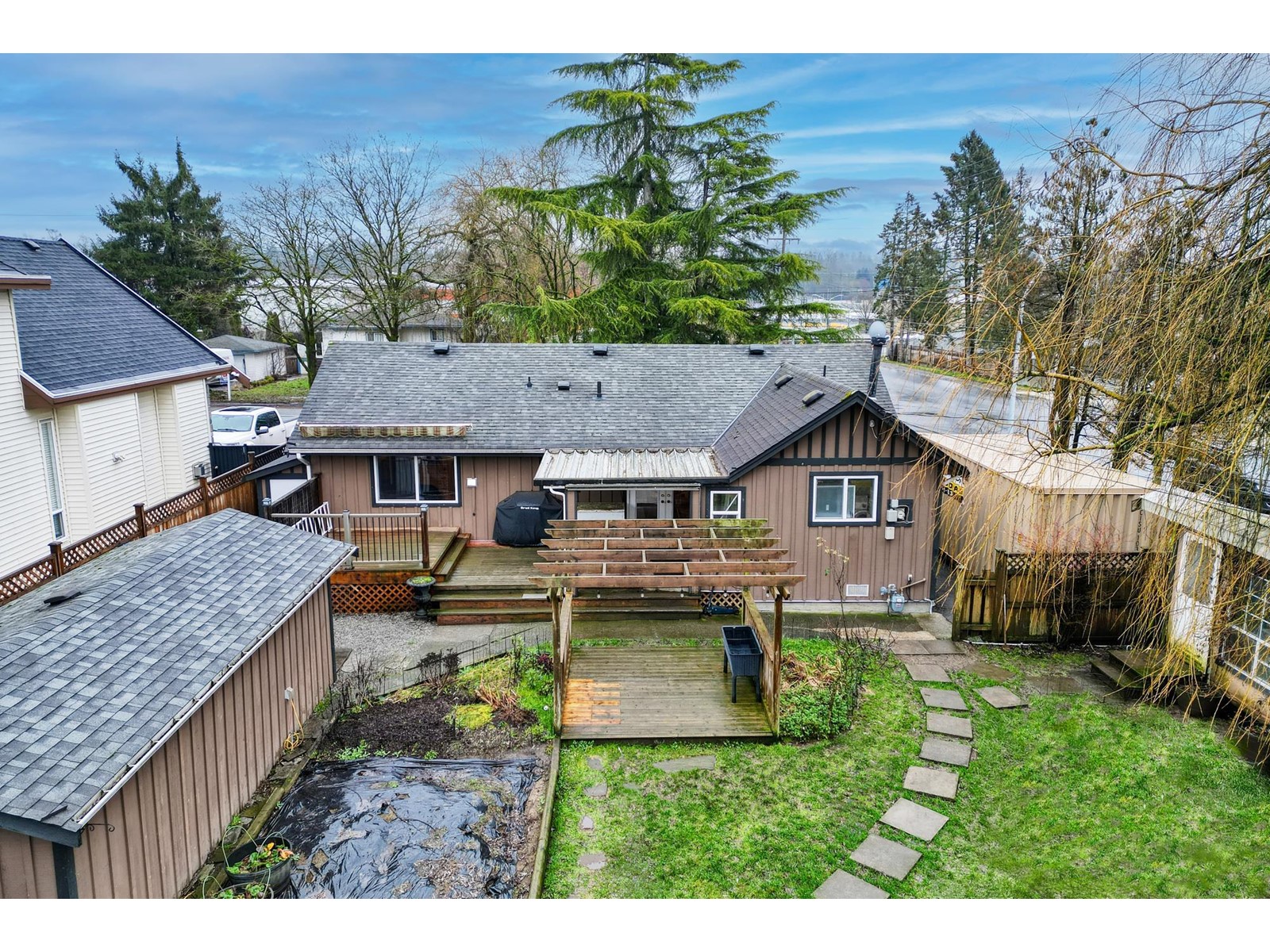 Property at 6143 175B STREET image 3