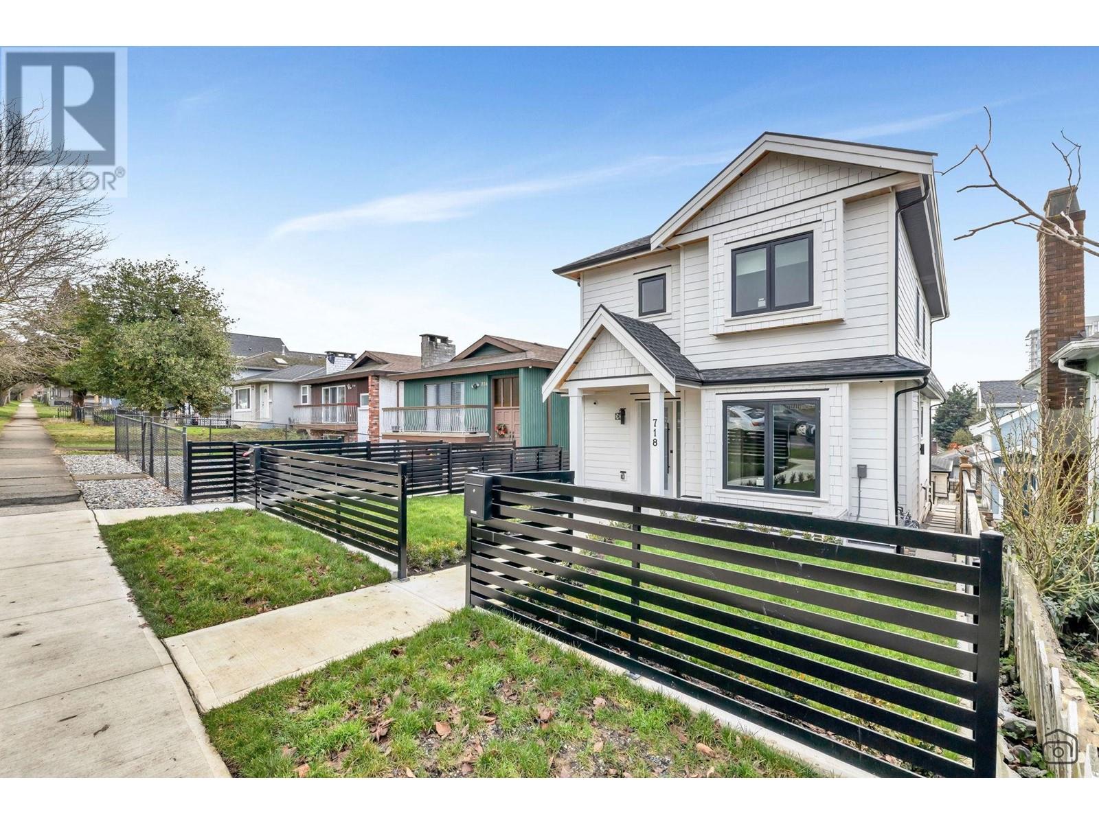 Listing Picture 2 of 24 : 718 E 62ND AVENUE, Vancouver / 溫哥華 - 魯藝地產 Yvonne Lu Group - MLS Medallion Club Member