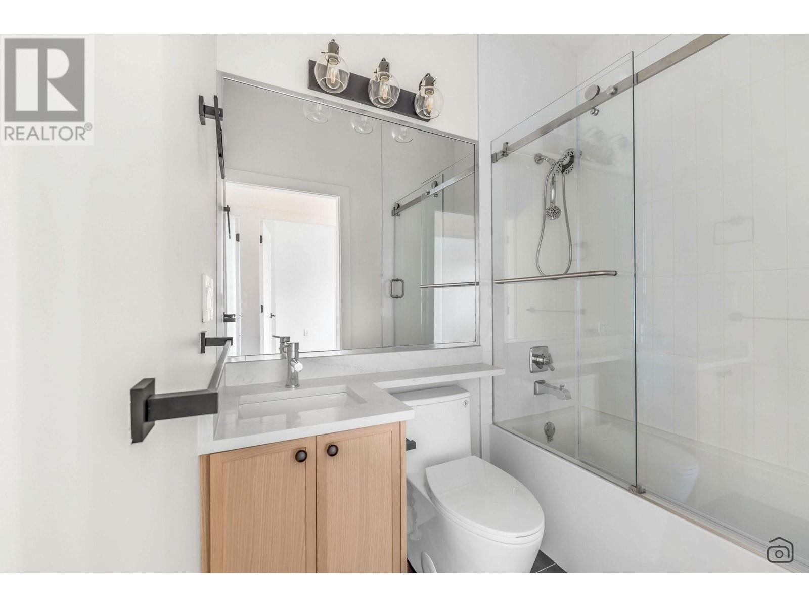 Listing Picture 13 of 24 : 718 E 62ND AVENUE, Vancouver / 溫哥華 - 魯藝地產 Yvonne Lu Group - MLS Medallion Club Member