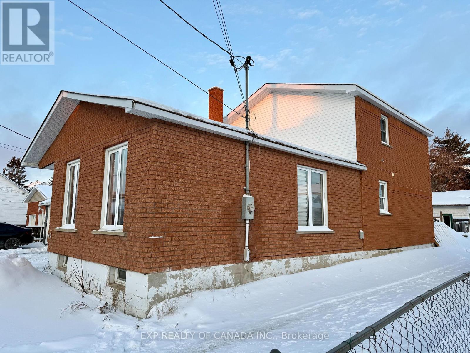 Property at 344 PINE STREET S image 3