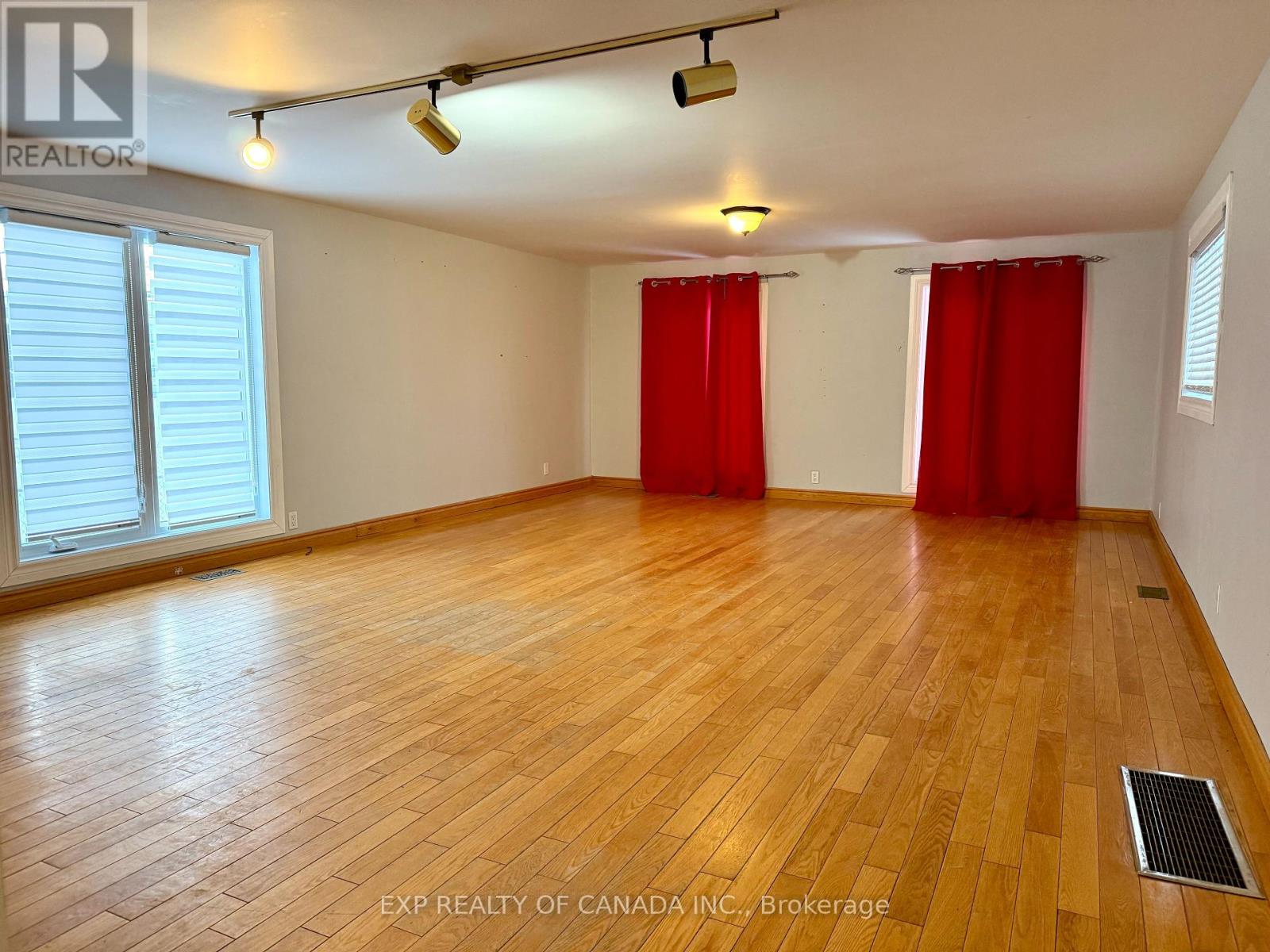 Property at 344 PINE STREET S image 4