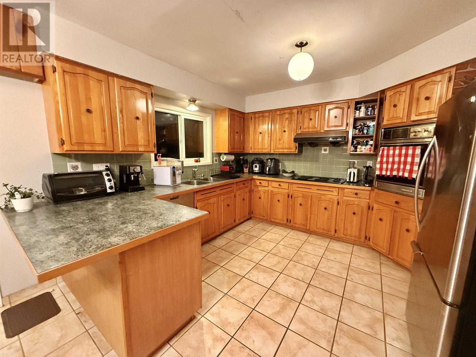Listing Picture 6 of 22 : 7040 HALIFAX STREET, Burnaby / 本拿比 - 魯藝地產 Yvonne Lu Group - MLS Medallion Club Member