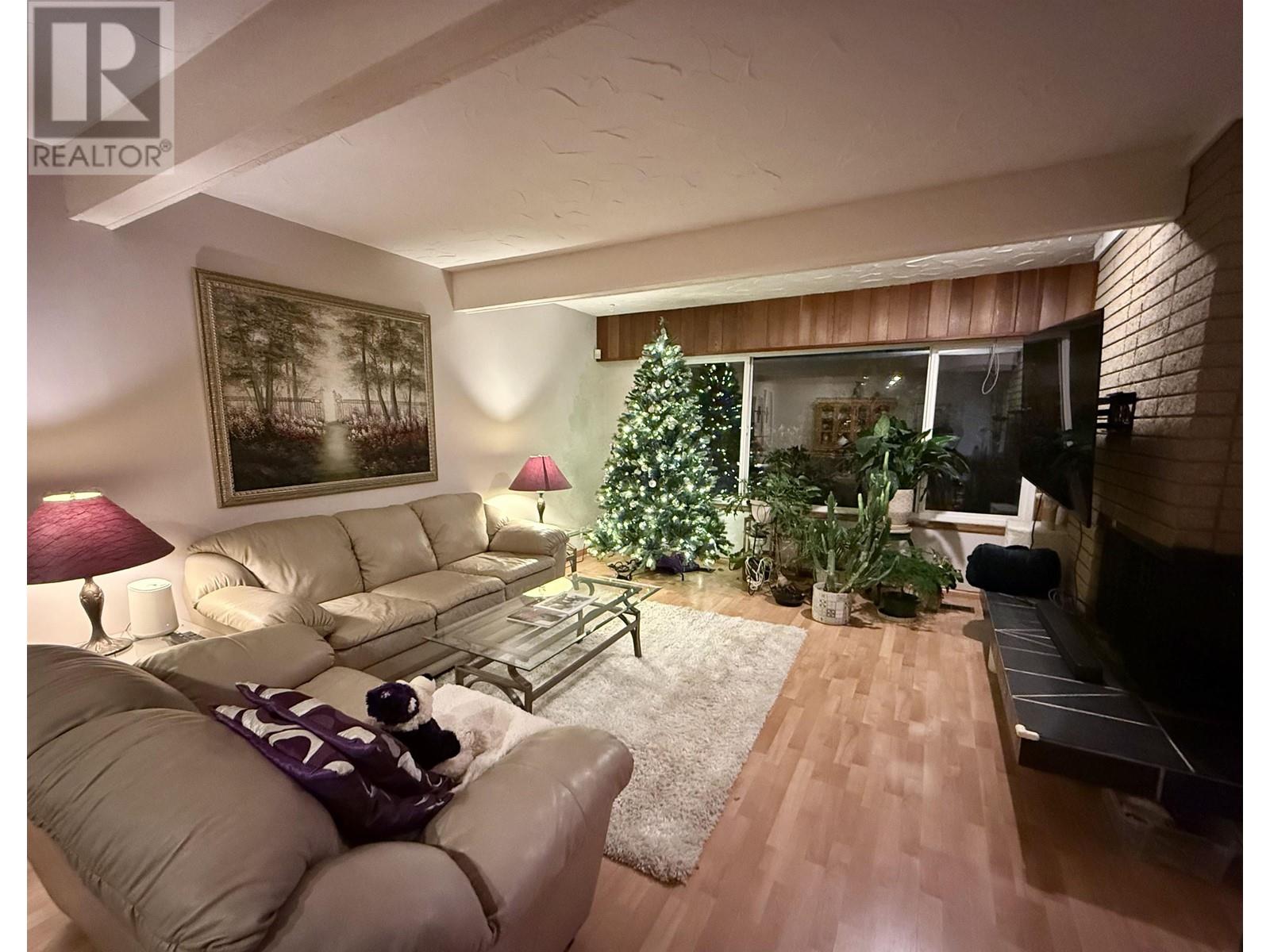 Listing Picture 3 of 22 : 7040 HALIFAX STREET, Burnaby / 本拿比 - 魯藝地產 Yvonne Lu Group - MLS Medallion Club Member
