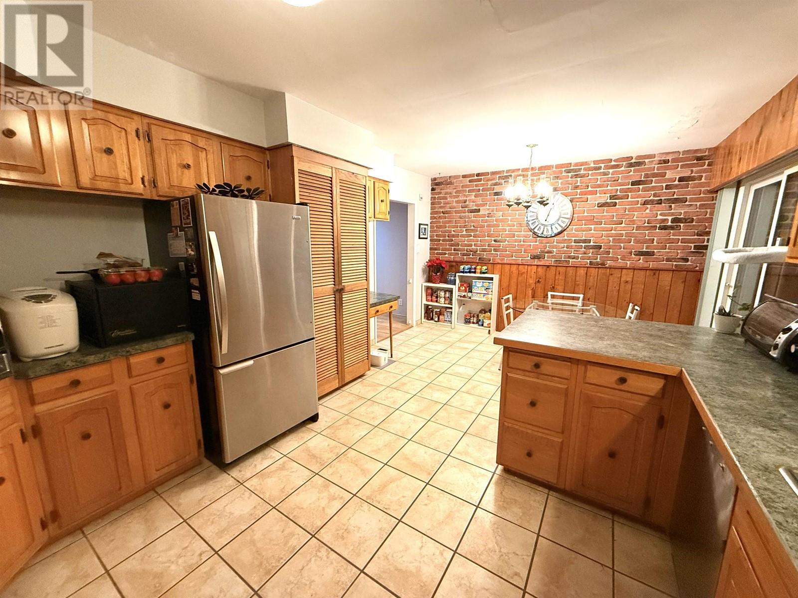 Listing Picture 9 of 22 : 7040 HALIFAX STREET, Burnaby / 本拿比 - 魯藝地產 Yvonne Lu Group - MLS Medallion Club Member