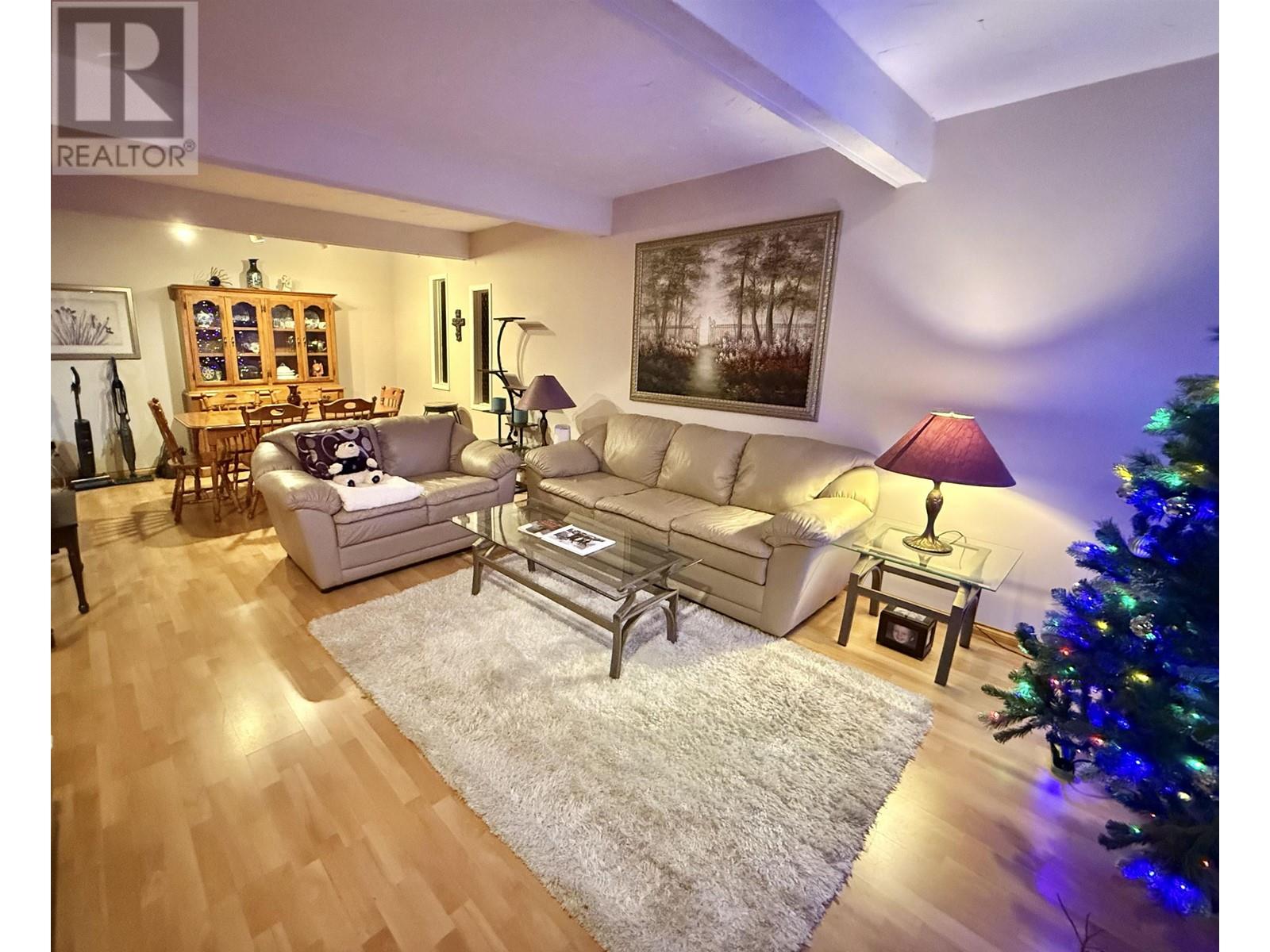 Listing Picture 2 of 22 : 7040 HALIFAX STREET, Burnaby / 本拿比 - 魯藝地產 Yvonne Lu Group - MLS Medallion Club Member