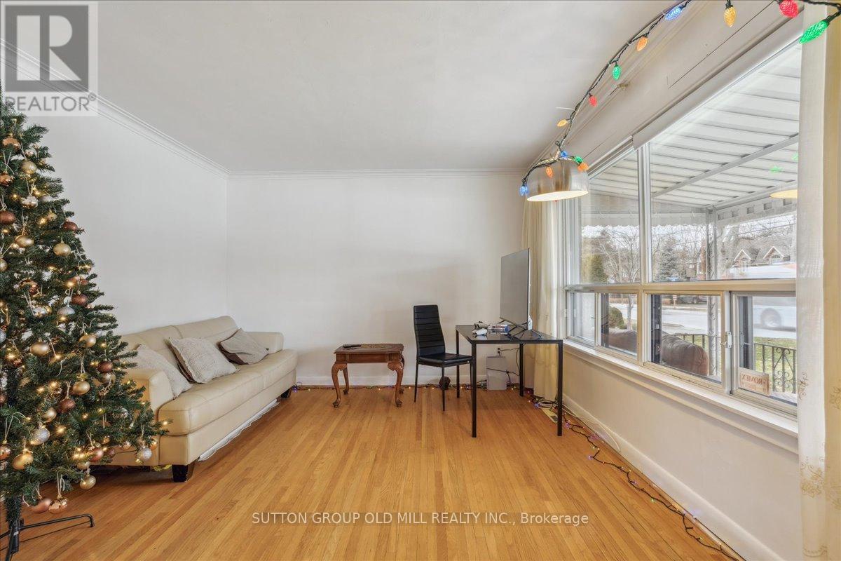 Property at 308 MINEOLA ROAD E image 3