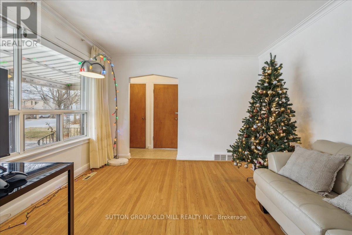 Property at 308 MINEOLA ROAD E image 4