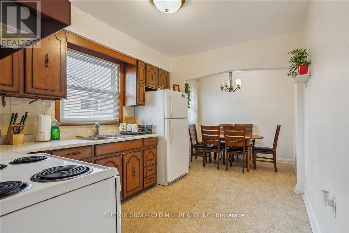 Property at 308 MINEOLA ROAD E image 5