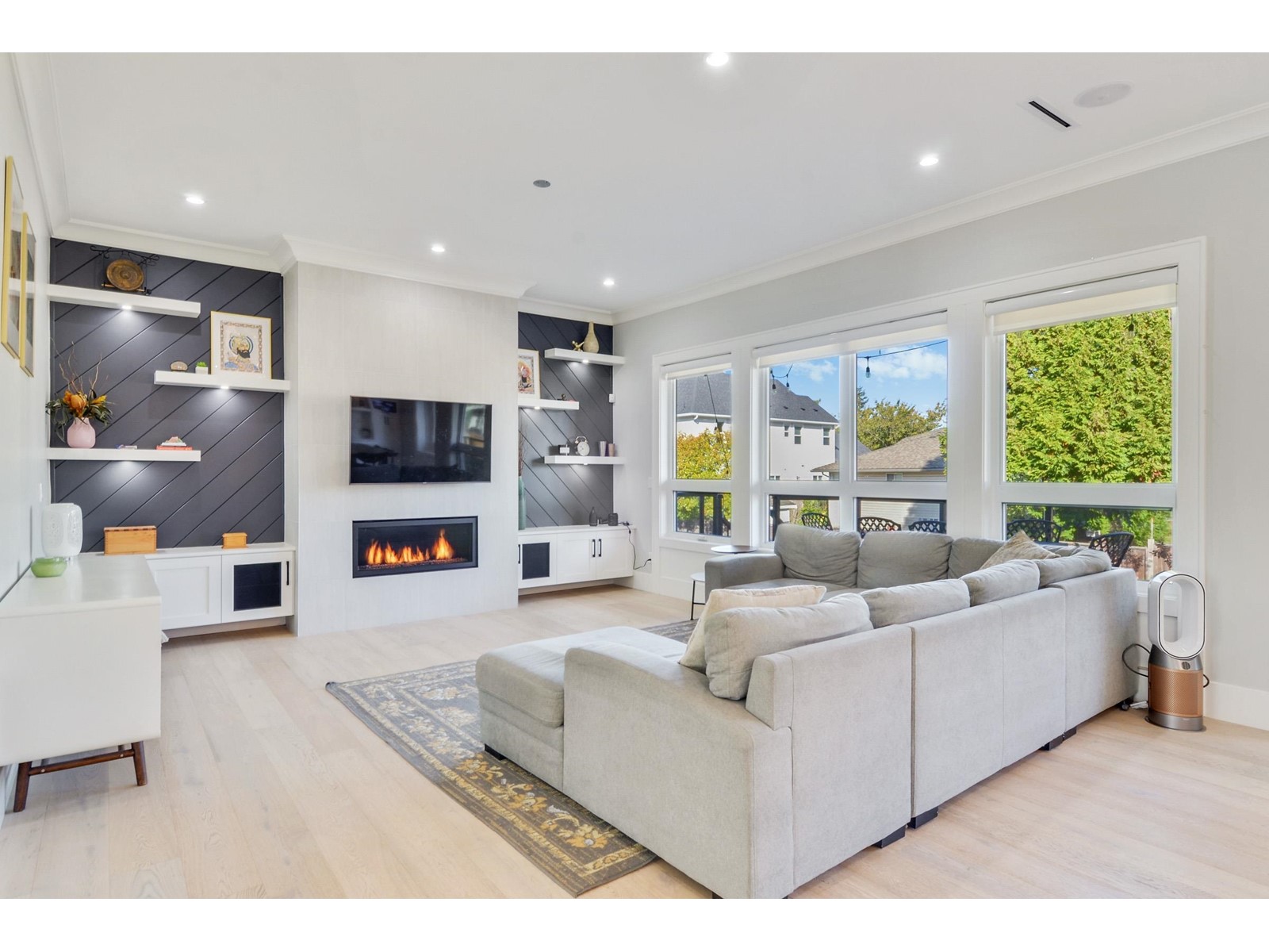 Property at 14149 16 AVENUE image 2