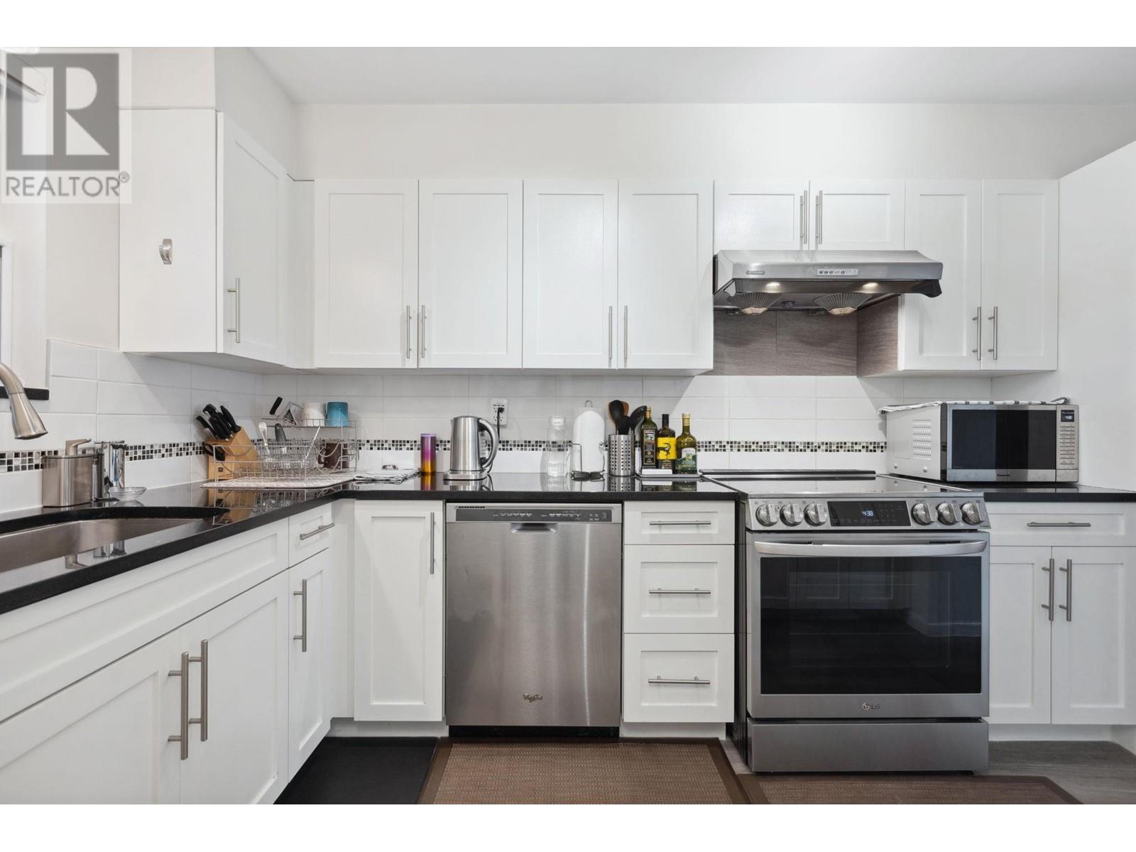 301 568 Rochester Avenue, Coquitlam, British Columbia  V3K 0C3 - Photo 2 - R2955320