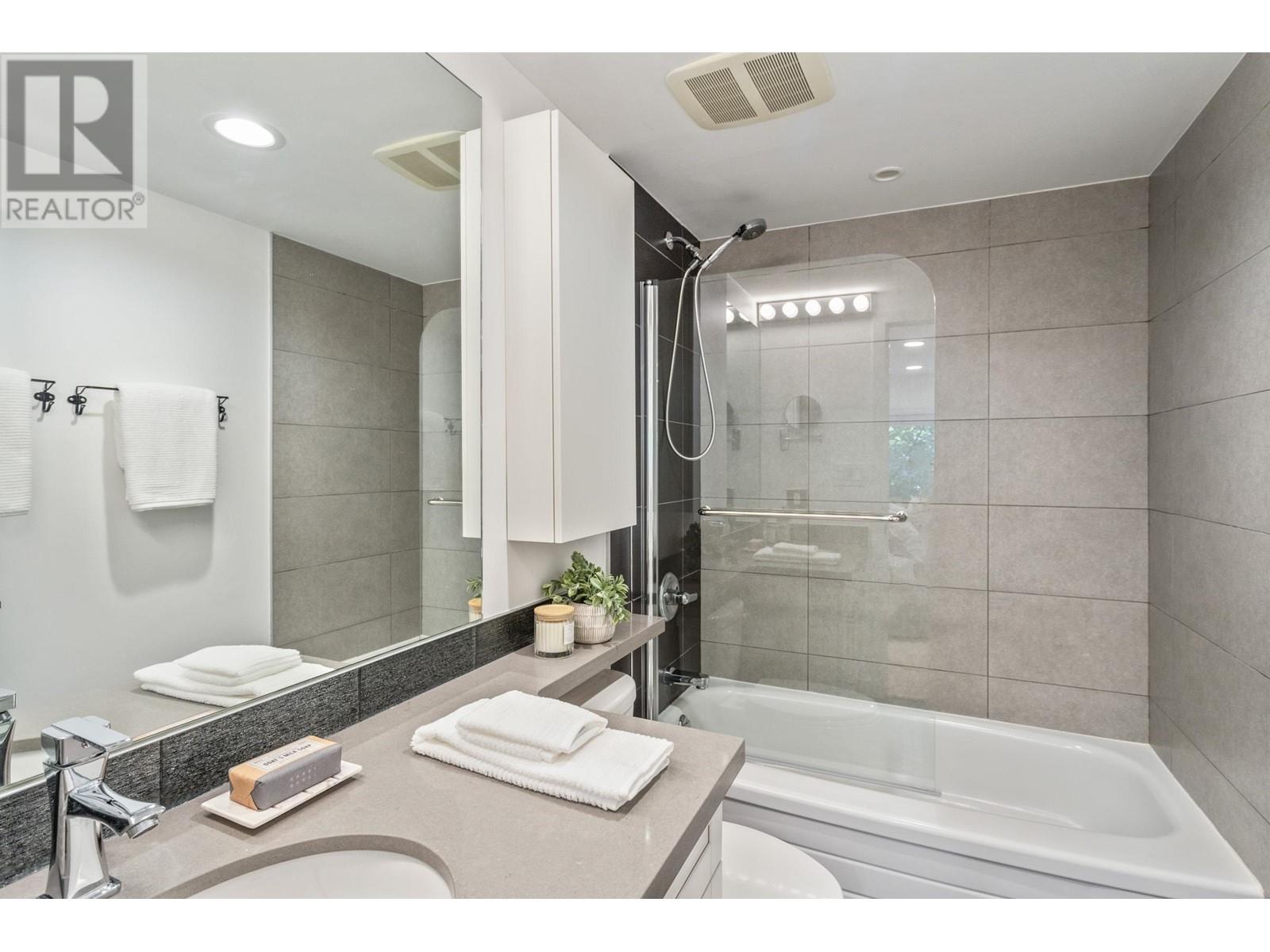 Listing Picture 10 of 22 : 206 1315 W 7TH AVENUE, Vancouver / 溫哥華 - 魯藝地產 Yvonne Lu Group - MLS Medallion Club Member