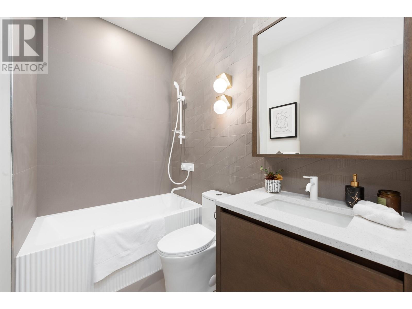 Listing Picture 17 of 31 : 1 1969 E 8TH AVENUE, Vancouver / 溫哥華 - 魯藝地產 Yvonne Lu Group - MLS Medallion Club Member