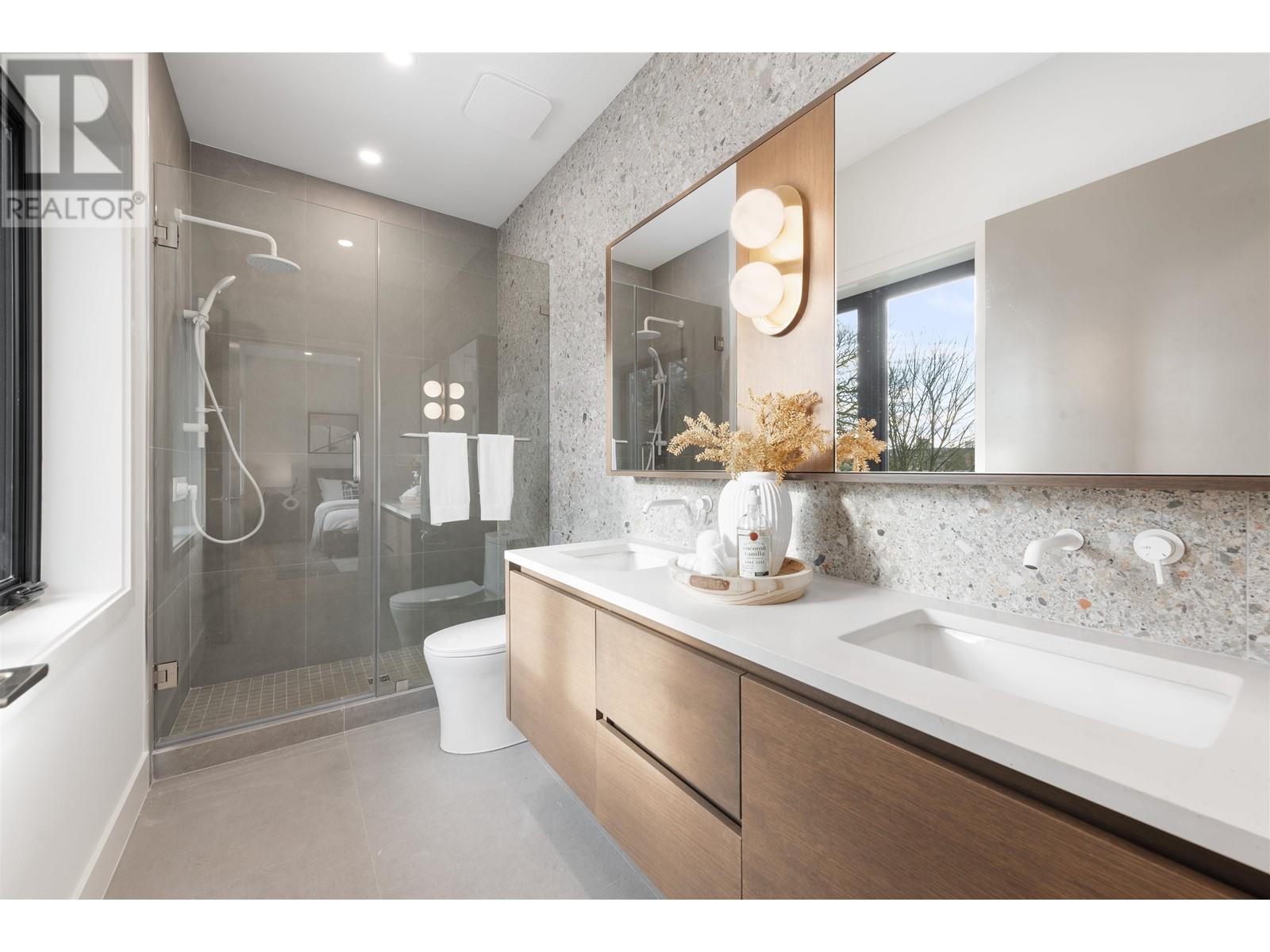 Listing Picture 18 of 31 : 1 1969 E 8TH AVENUE, Vancouver / 溫哥華 - 魯藝地產 Yvonne Lu Group - MLS Medallion Club Member