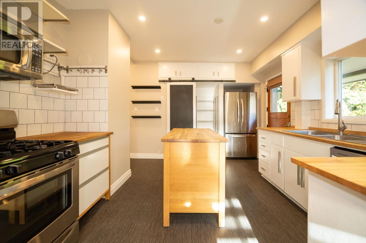 1858 Deep Cove Road, North Vancouver, British Columbia  V7G 1S6 - Photo 9 - R2955520