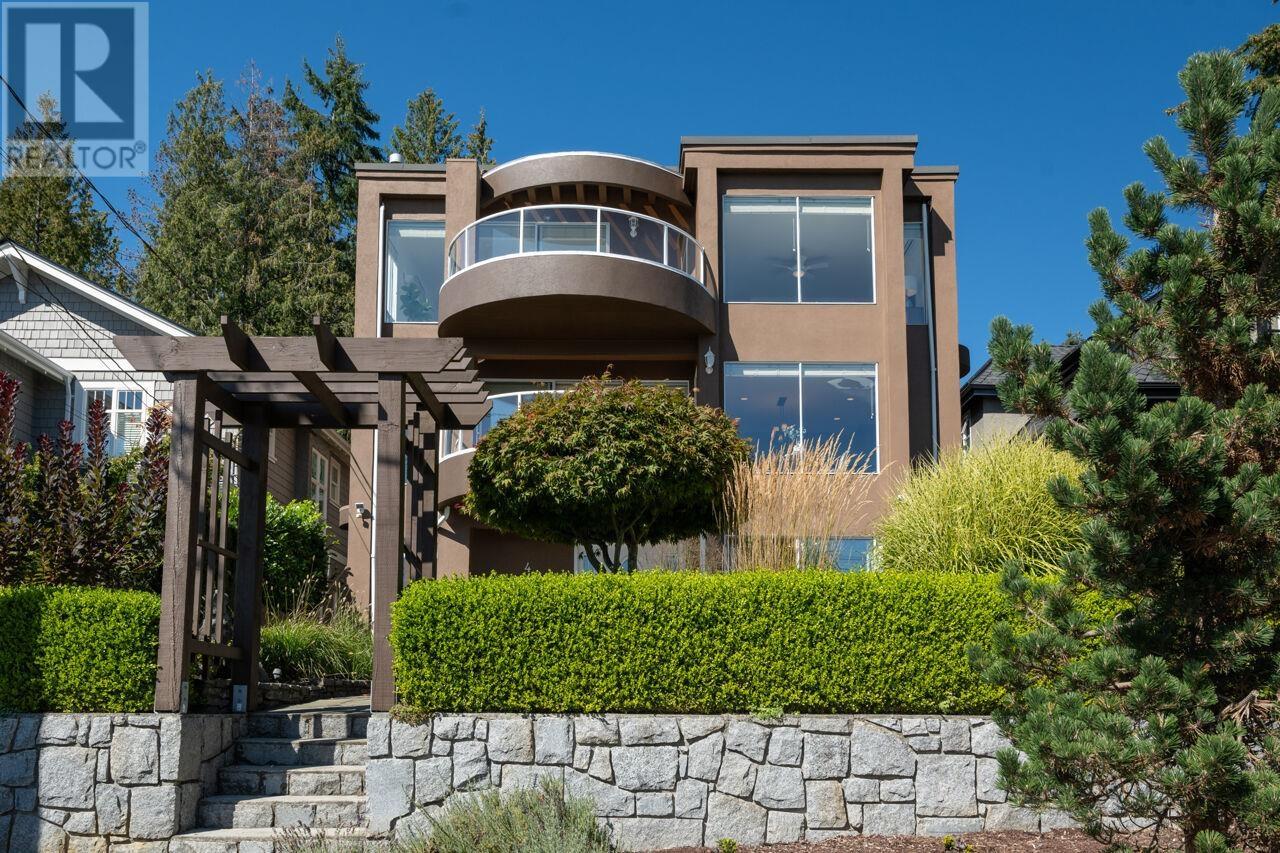460 E 21st Street, North Vancouver, British Columbia  V7L 4S5 - Photo 1 - R2955629