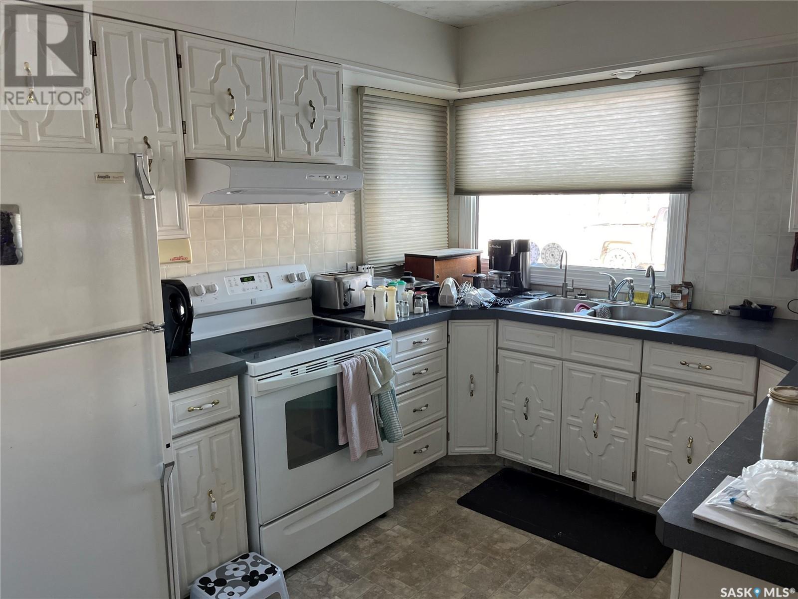 Property at 702 Portage AVENUE image 3