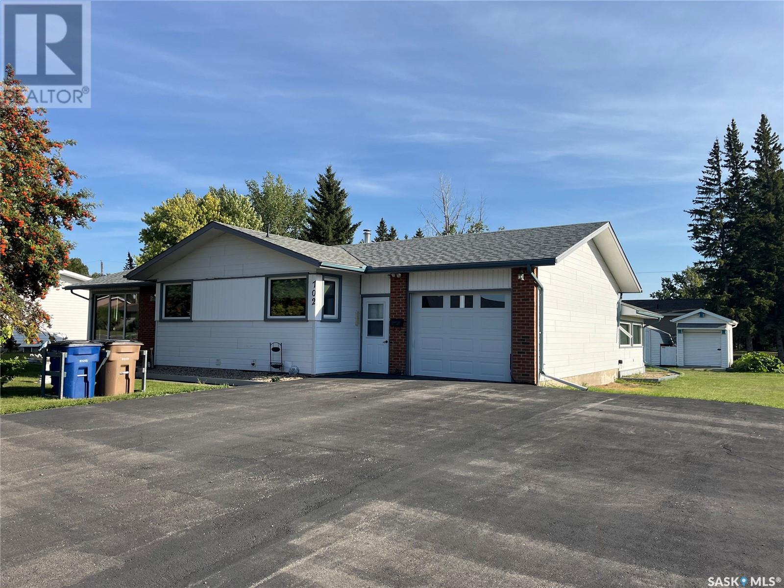 Property at 702 Portage AVENUE image 2
