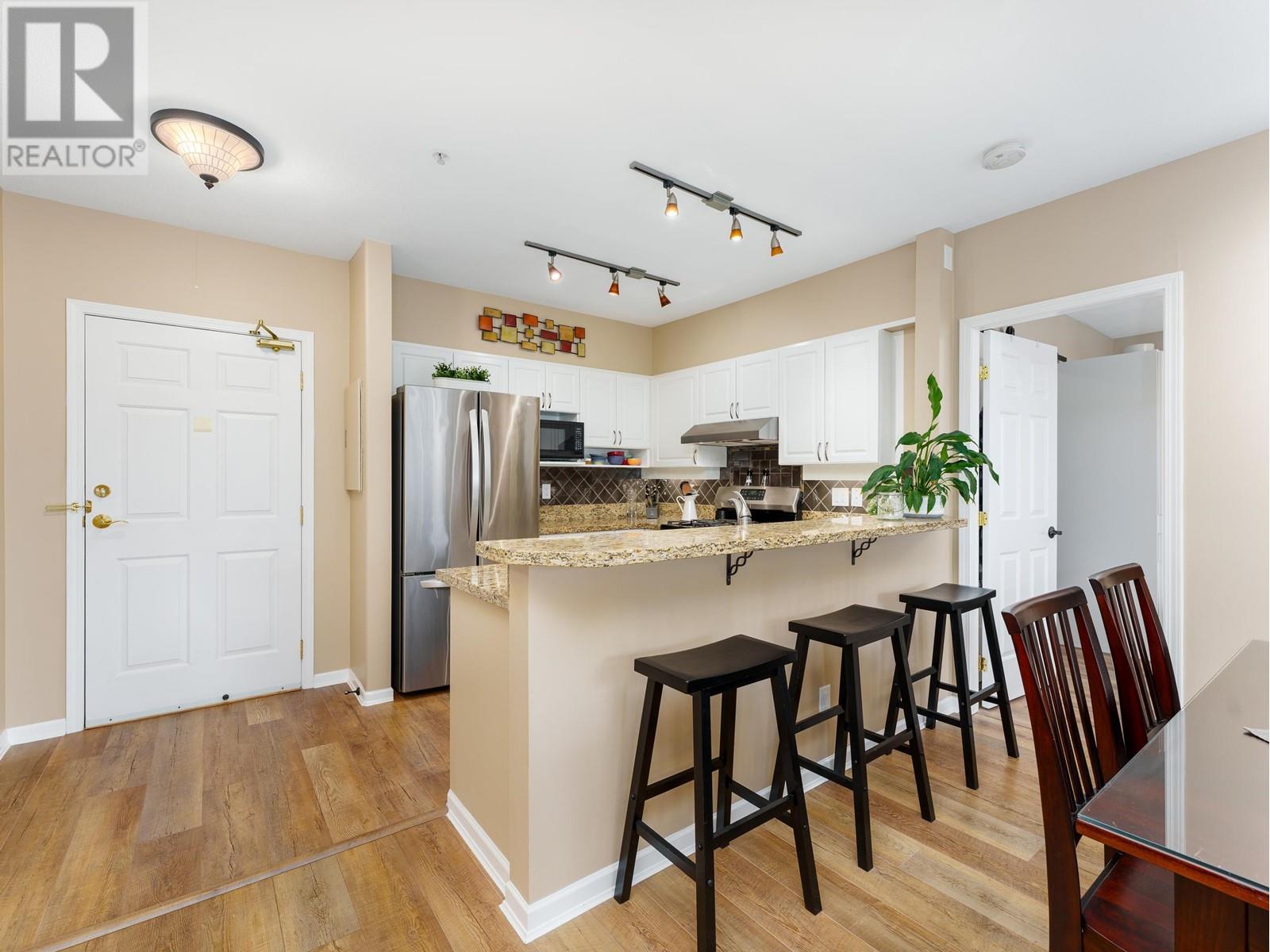 319 3629 Deercrest Drive, North Vancouver, British Columbia V7G 2S9 - Photo 5 - R2955681