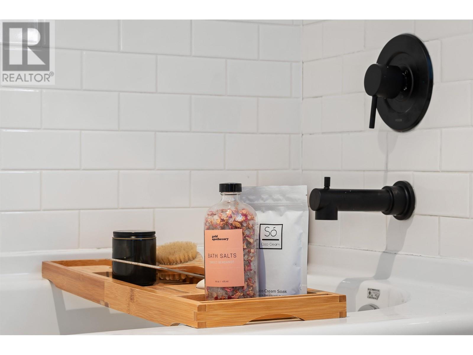 Listing Picture 22 of 28 : 206 55 ALEXANDER STREET, Vancouver / 溫哥華 - 魯藝地產 Yvonne Lu Group - MLS Medallion Club Member