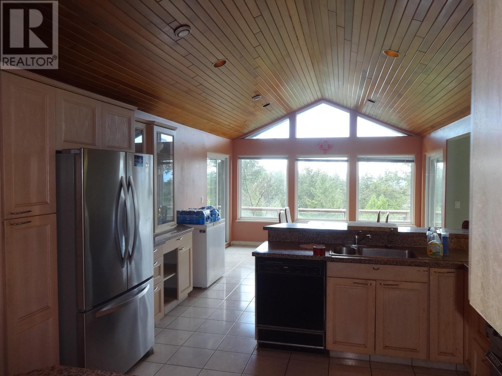 8924 Armstrong Way, Halfmoon Bay, British Columbia V7Z 1H2 - Photo 11 - R2881760