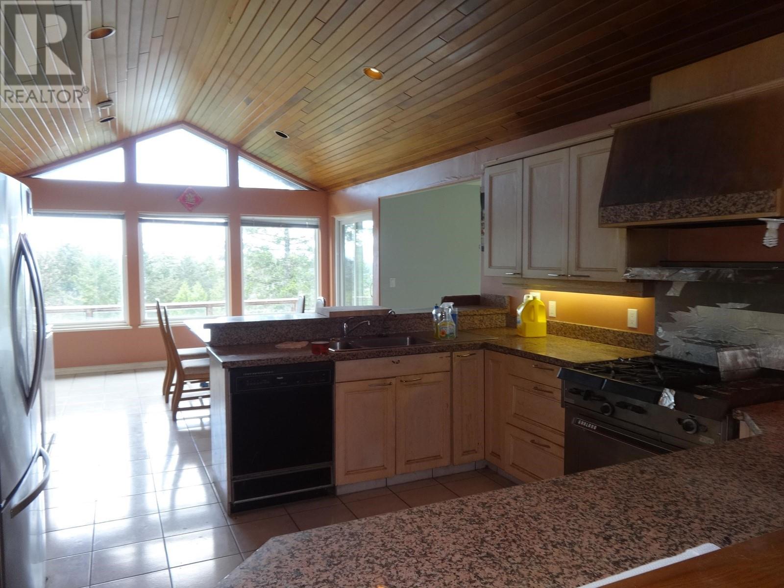 8924 Armstrong Way, Halfmoon Bay, British Columbia V7Z 1H2 - Photo 10 - R2881760