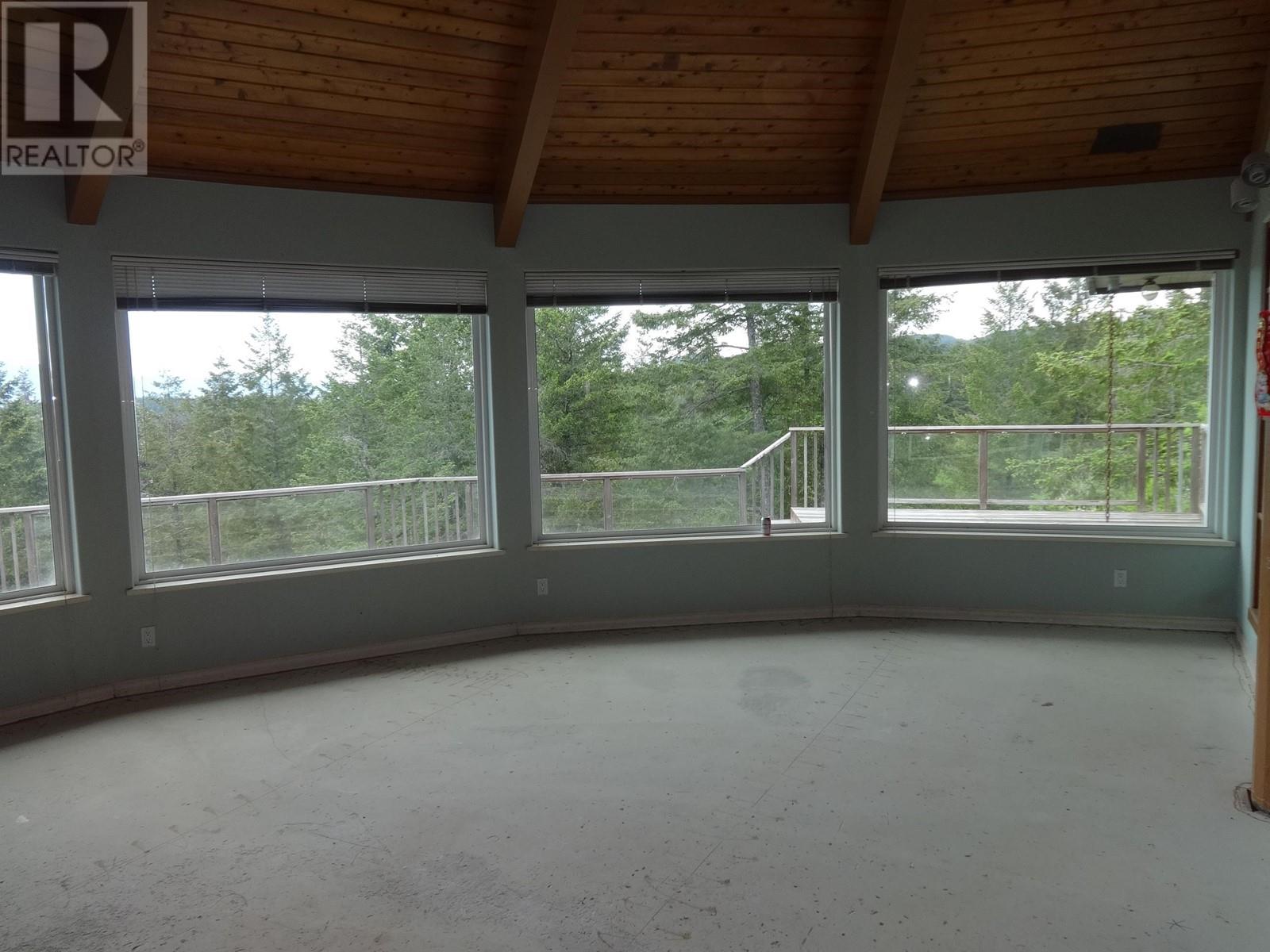 8924 Armstrong Way, Halfmoon Bay, British Columbia V7Z 1H2 - Photo 2 - R2881760