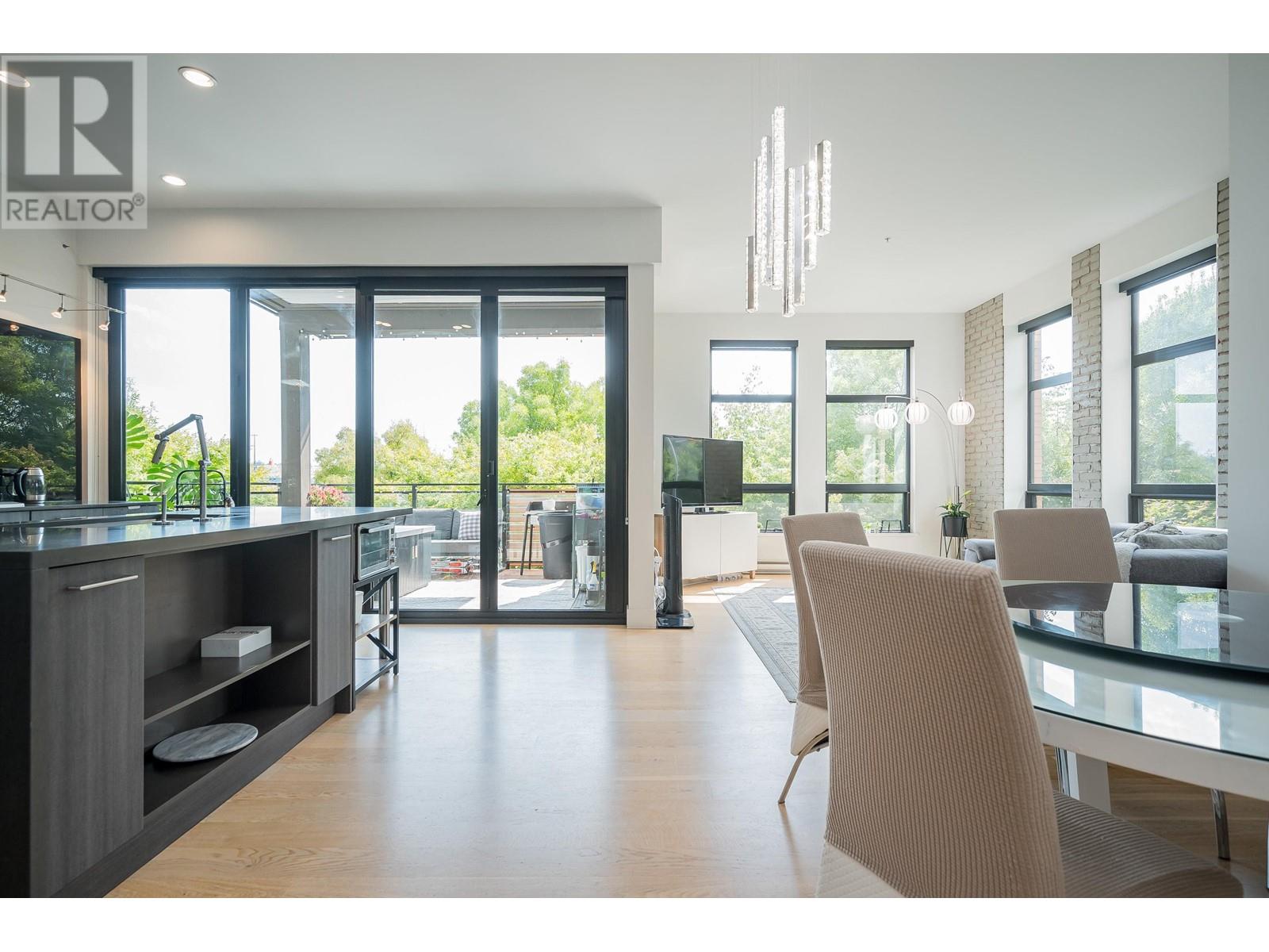 215 220 SALTER STREET, new westminster, British Columbia