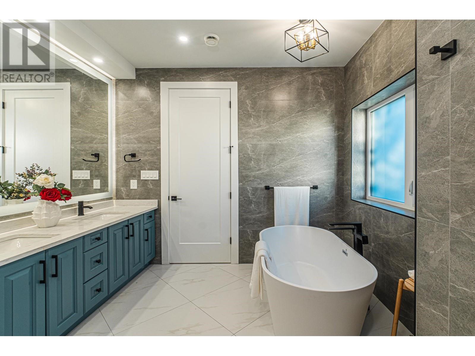 Listing Picture 18 of 31 : 11080 KING ROAD, Richmond / 烈治文 - 魯藝地產 Yvonne Lu Group - MLS Medallion Club Member