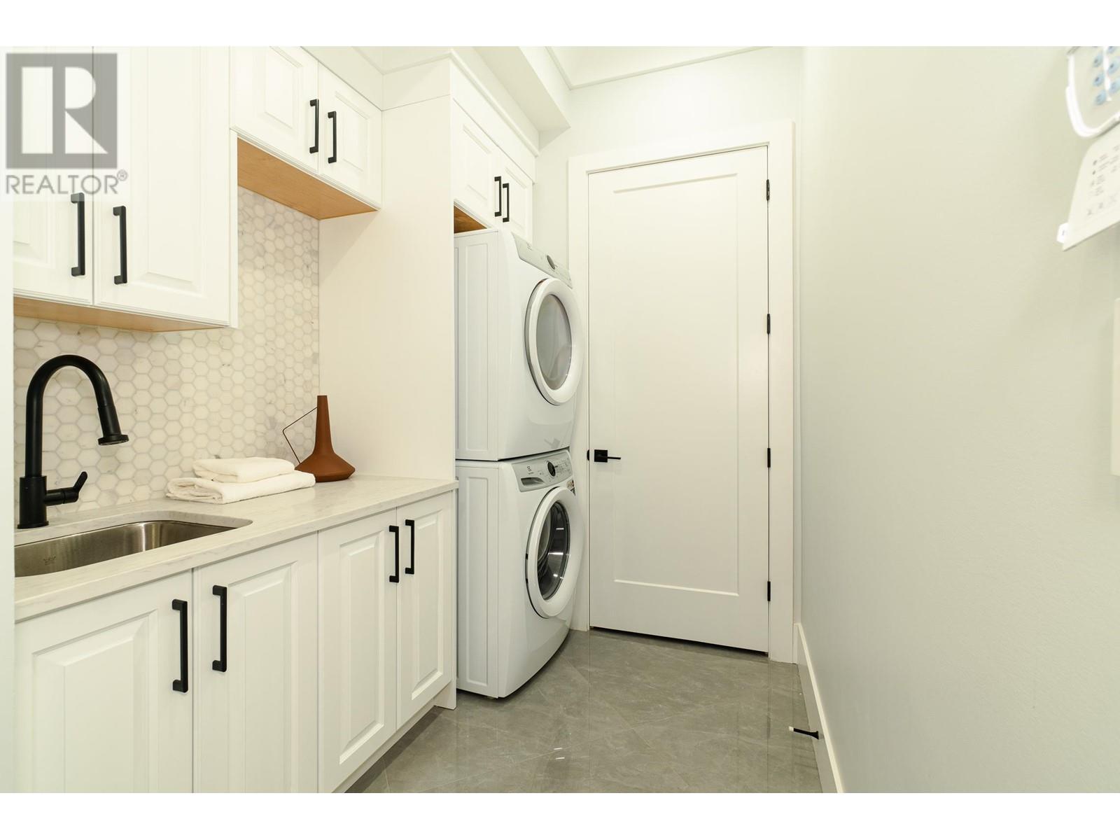 Listing Picture 29 of 31 : 11080 KING ROAD, Richmond / 烈治文 - 魯藝地產 Yvonne Lu Group - MLS Medallion Club Member
