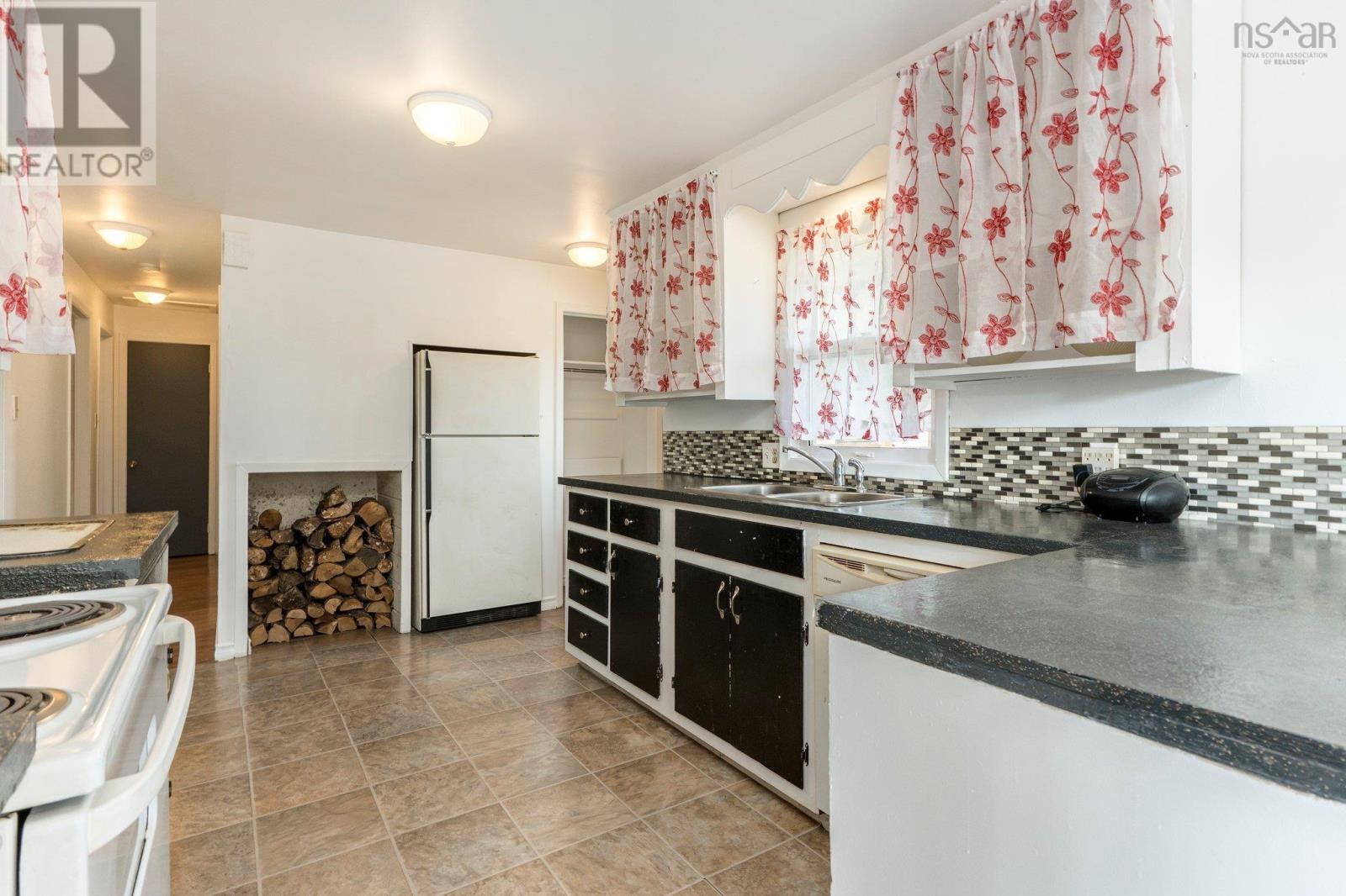 61 Dunlop Road, Brooklyn, Nova Scotia  B0N 2A0 - Photo 10 - 202500802