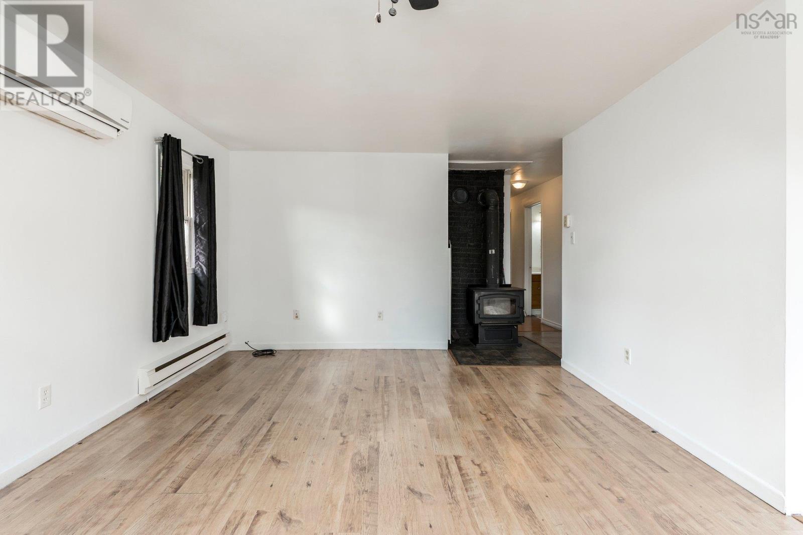 61 Dunlop Road, Brooklyn, Nova Scotia  B0N 2A0 - Photo 6 - 202500802