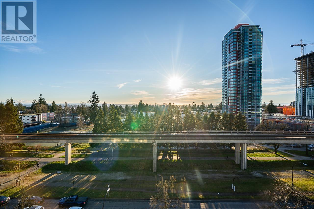 Listing Picture 3 of 28 : 902 6595 BONSOR AVENUE, Burnaby / 本拿比 - 魯藝地產 Yvonne Lu Group - MLS Medallion Club Member