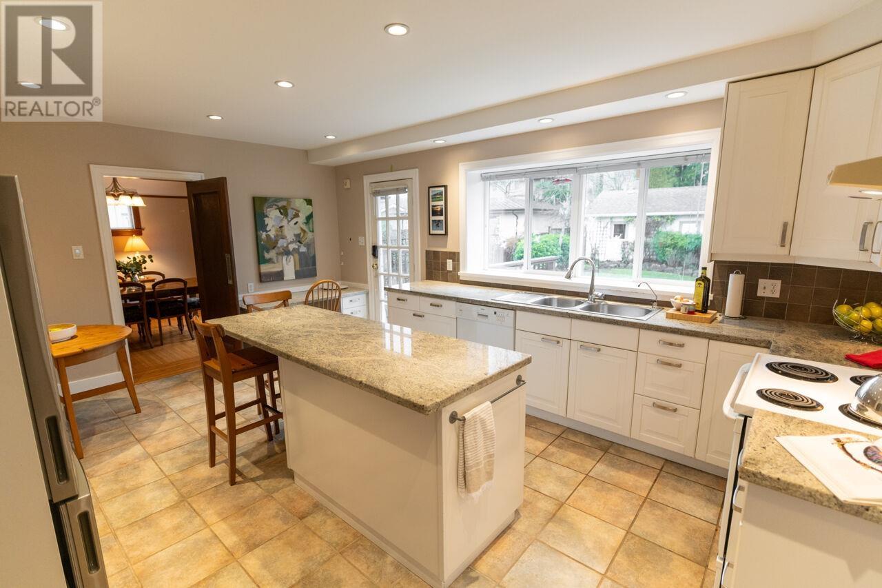 Listing Picture 12 of 36 : 3869 W 38TH AVENUE, Vancouver / 溫哥華 - 魯藝地產 Yvonne Lu Group - MLS Medallion Club Member