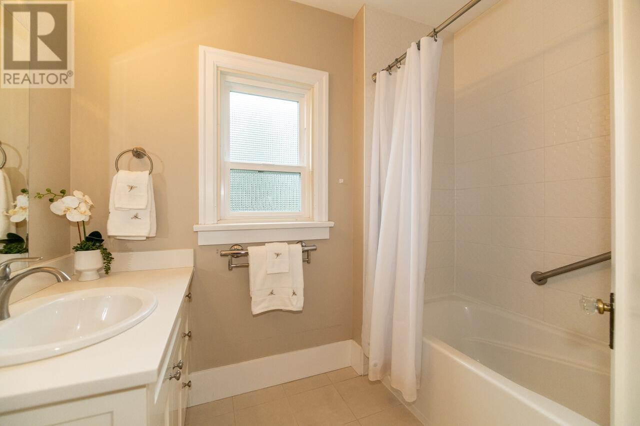 Listing Picture 24 of 36 : 3869 W 38TH AVENUE, Vancouver / 溫哥華 - 魯藝地產 Yvonne Lu Group - MLS Medallion Club Member